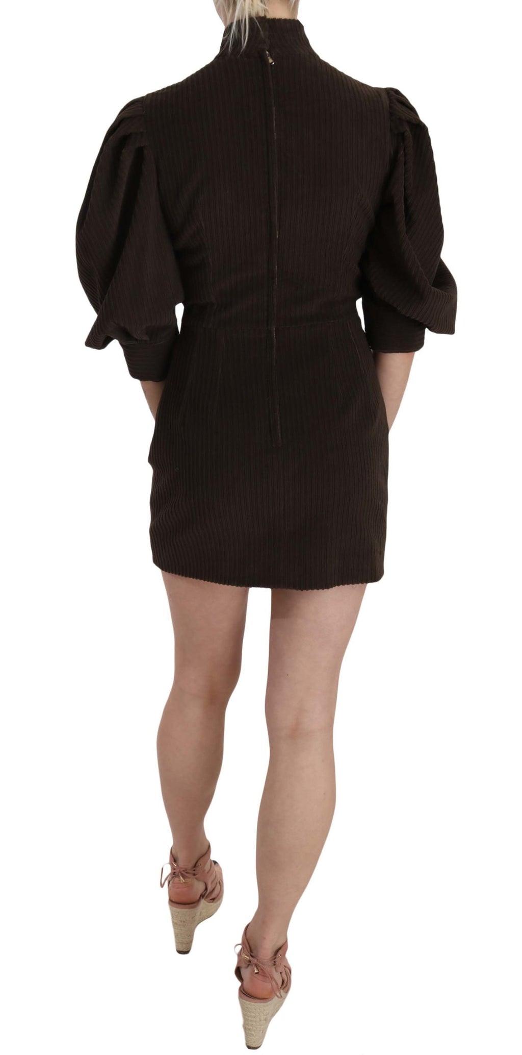 Robe courte en coton marron à côtes, style bodycon, de la marque Dolce & Gabbana, portée, avec détails en tissu côtelé.