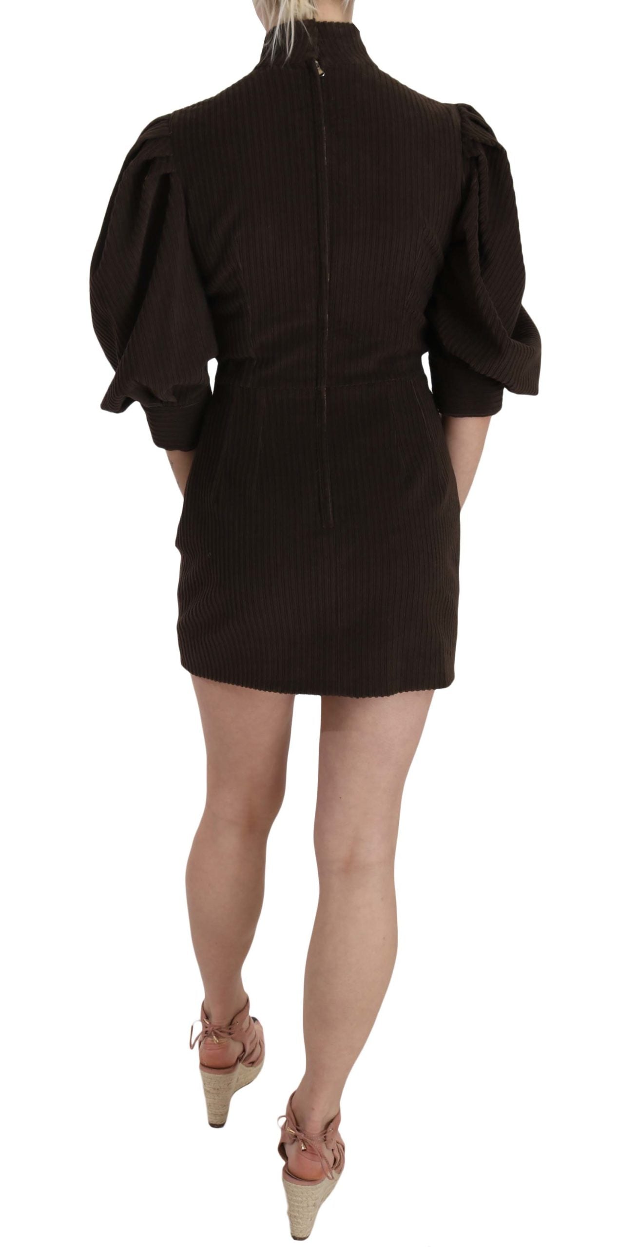 Robe courte en coton marron à côtes, style bodycon, de la marque Dolce & Gabbana, portée, avec détails en tissu côtelé.