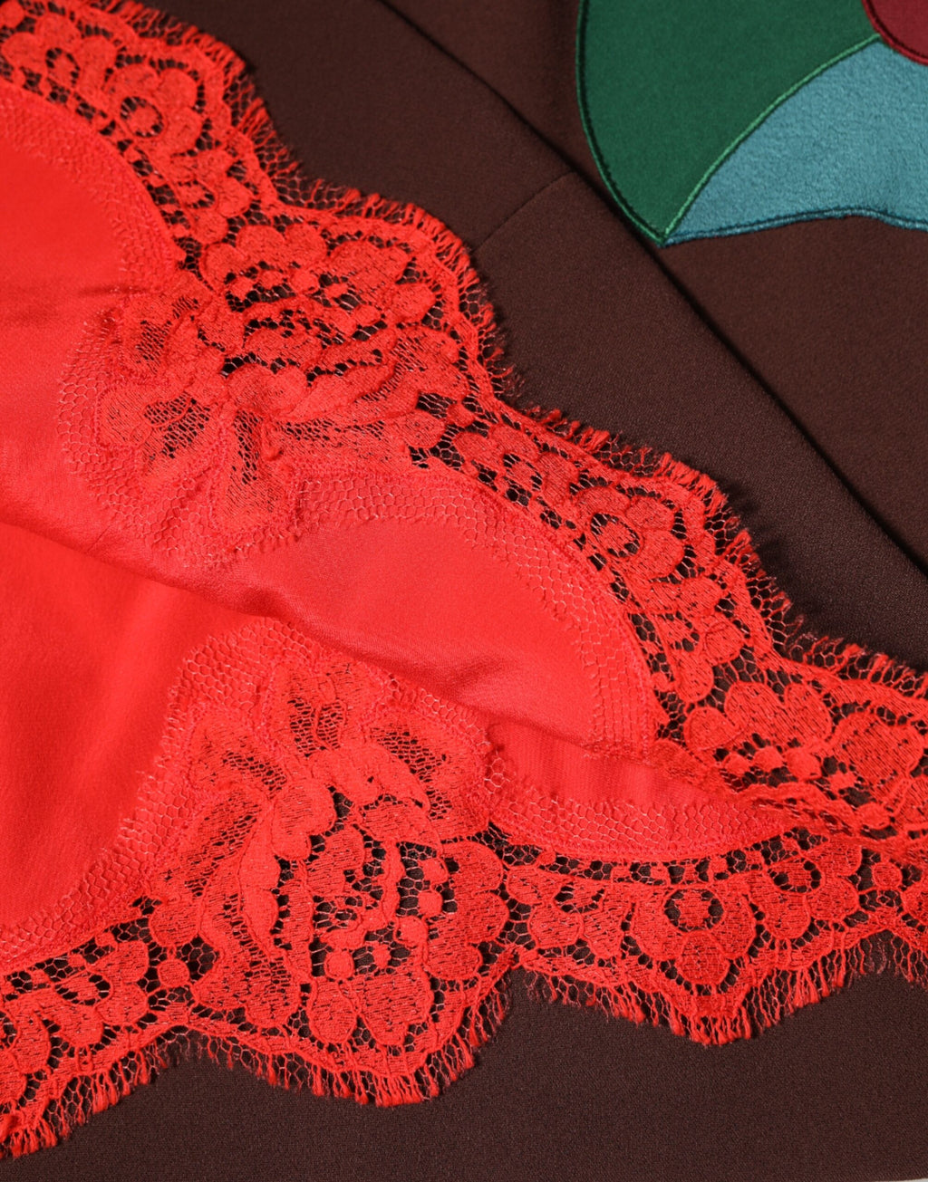 Jupe longue marron à fleurs de Dolce & Gabbana, taille haute avec fente latérale, tissu élégant et détaillé.