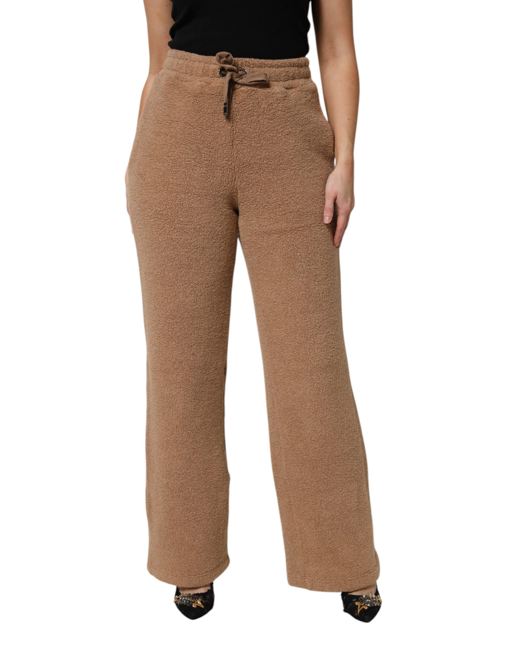 Pantalon de jogging marron Dolce & Gabbana avec logo en plaque, coupe droite et style décontracté.