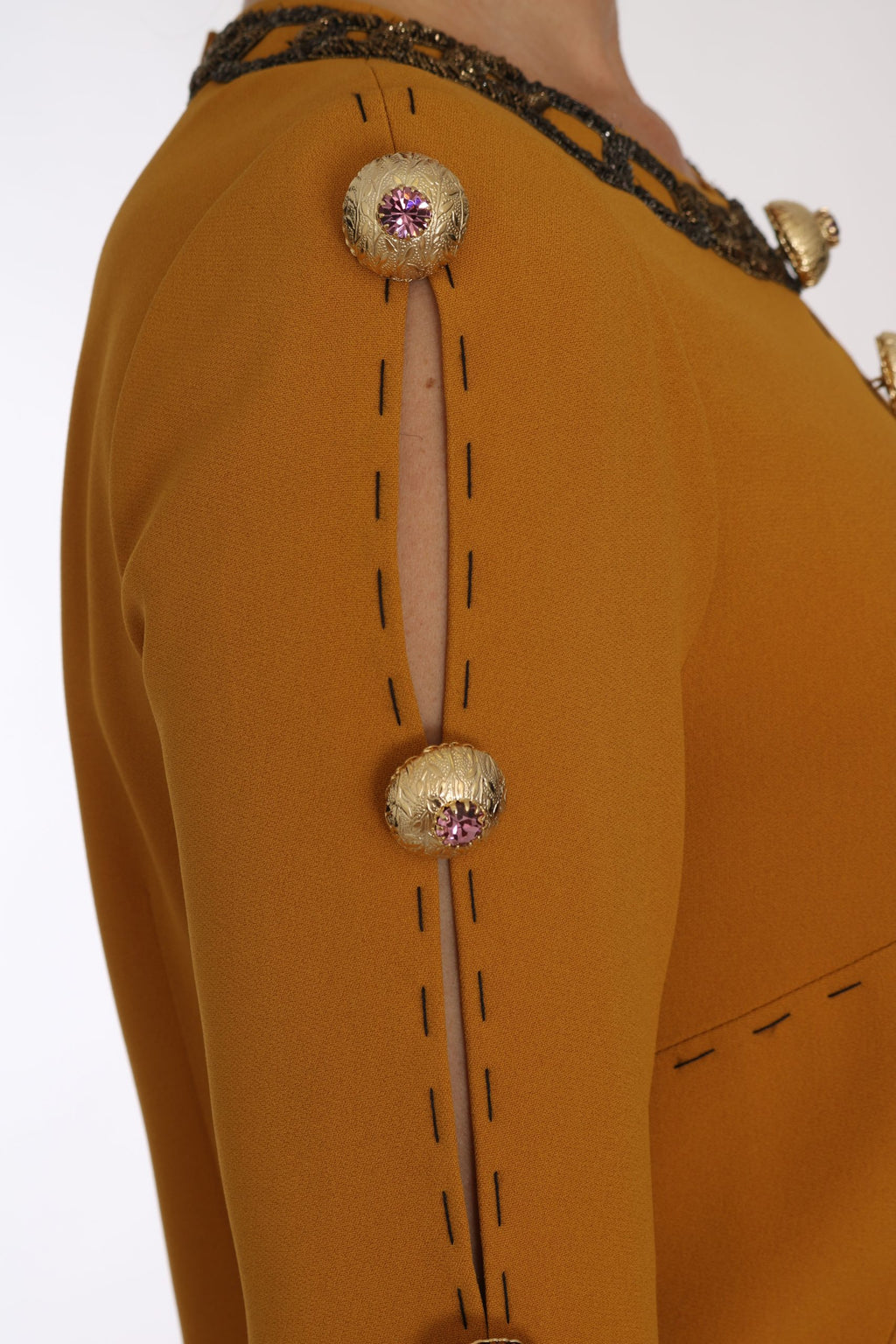 Robe courte marron Dolce & Gabbana ornée de cristaux, mini longueur, détails élégants pour une tenue sophistiquée.