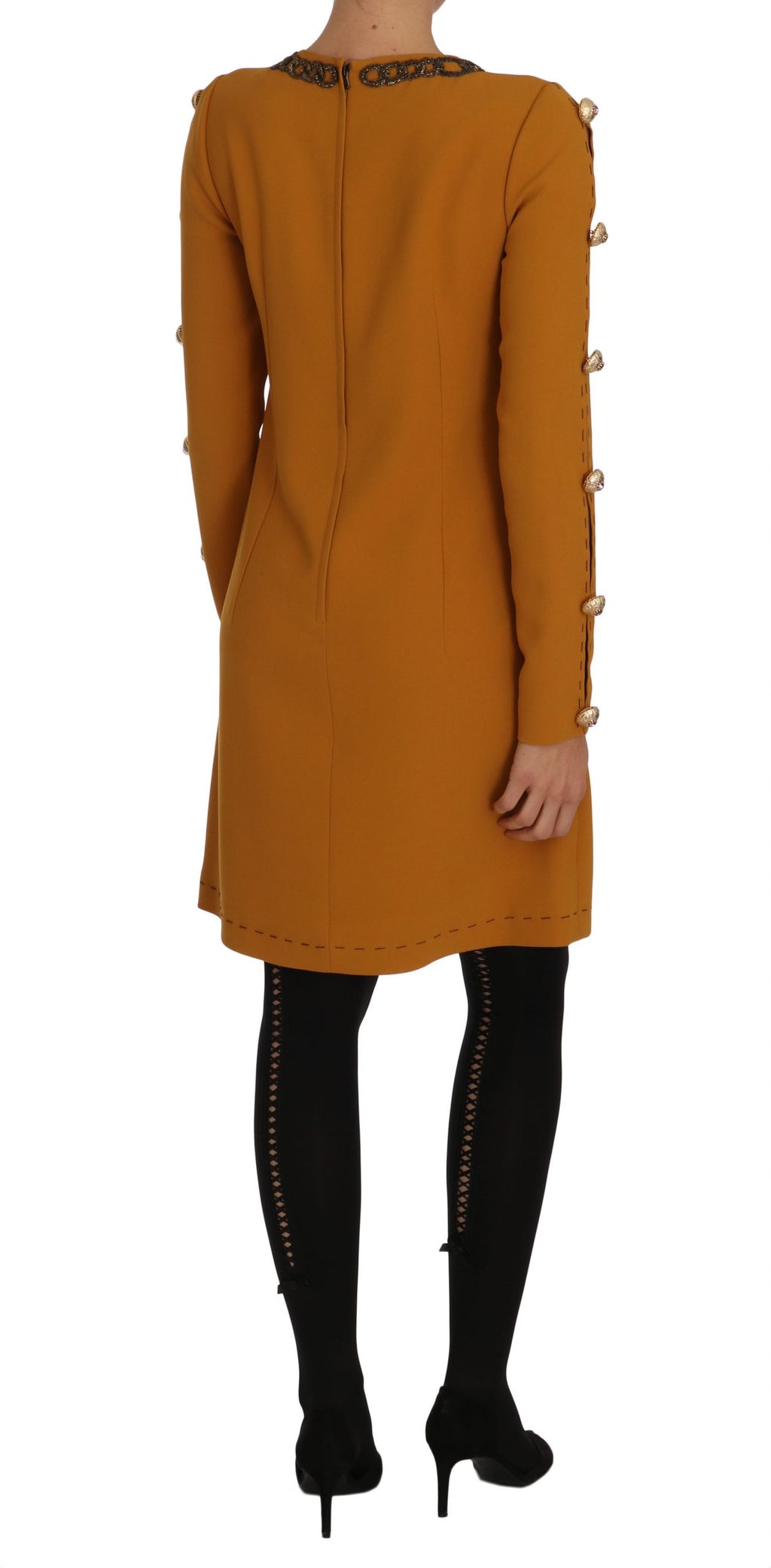 Robe courte marron Dolce & Gabbana ornée de cristaux, élégante et brillante, portée dans une image.