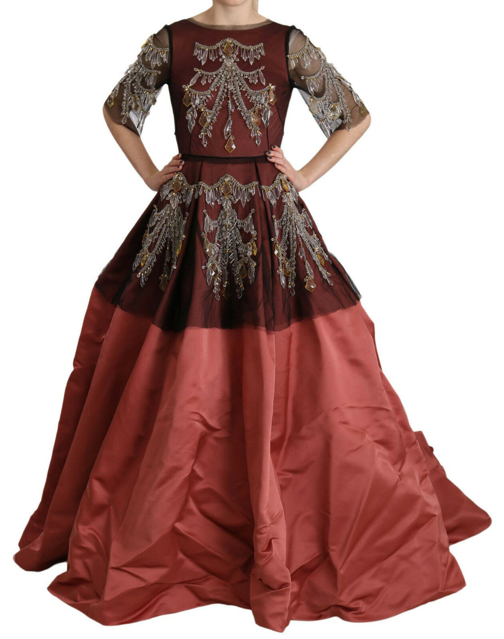 Robe de soirée en soie Dolce & Gabbana avec chandelier en cristal et style princesse, vue de face sur mannequin.