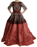 Robe de soirée en soie Dolce & Gabbana avec chandelier en cristal et style princesse, vue de face sur mannequin.