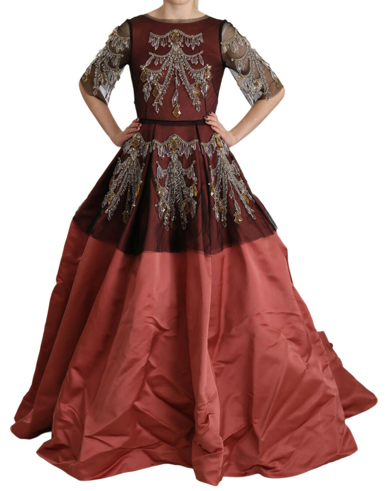 Robe de soirée en soie Dolce & Gabbana avec chandelier en cristal et style princesse, vue de face sur mannequin.