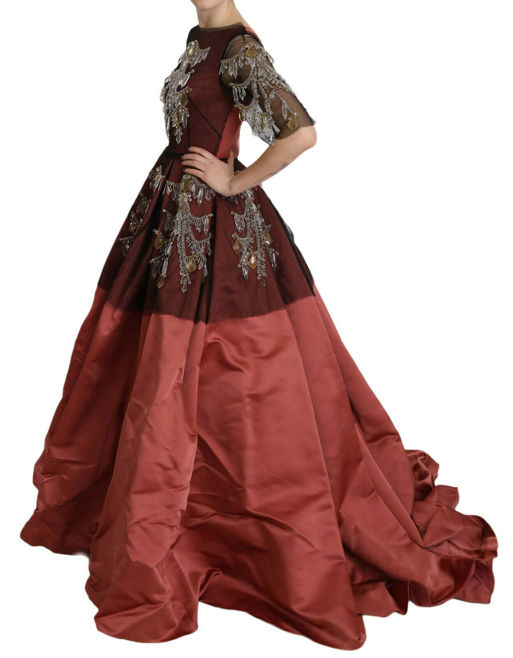 Robe de princesse en soie Dolce & Gabbana avec lustre en cristal, élégante et sophistiquée, visible en détail dans l'image.