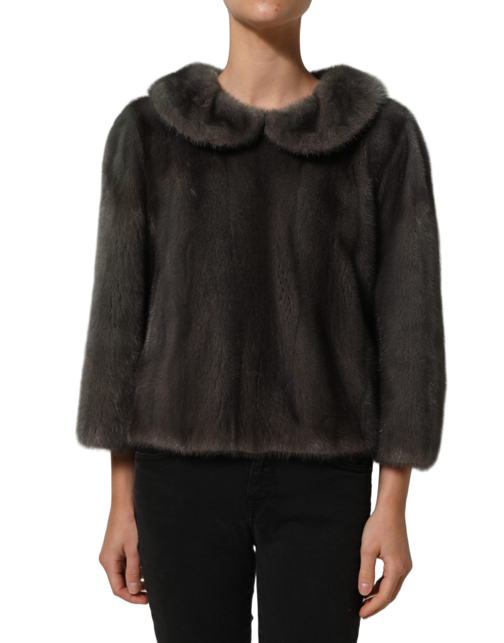 Blouse Dolce & Gabbana gris foncé avec col rond en vison, élégante et sophistiquée, portée par un mannequin.