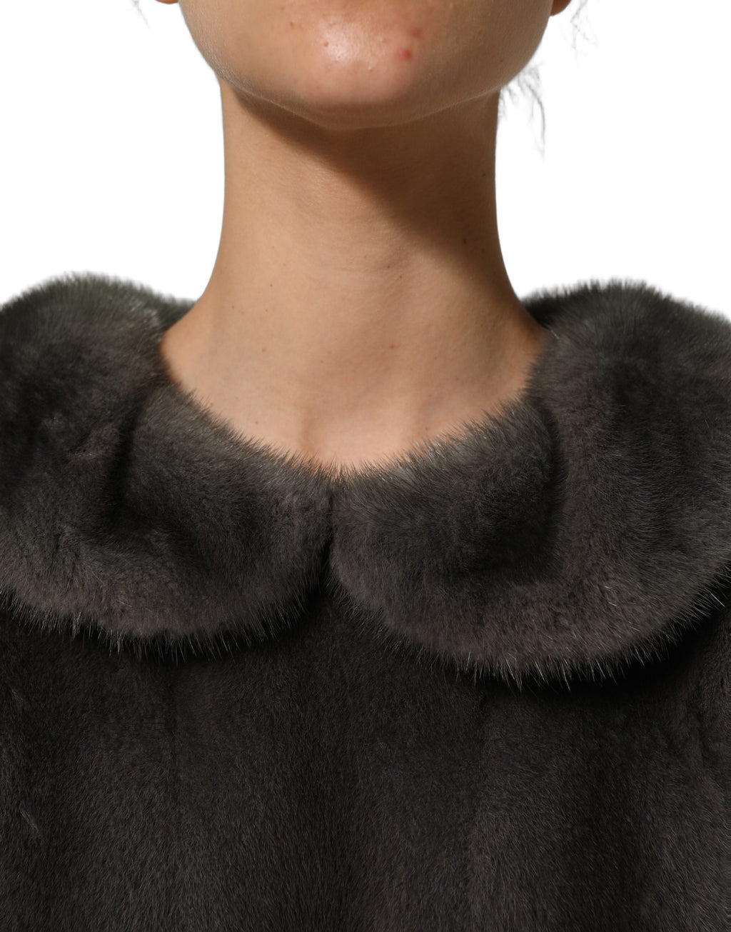 Blouse Dolce & Gabbana en soie gris foncé avec un col rond en fourrure de vison, élégante et sophistiquée.