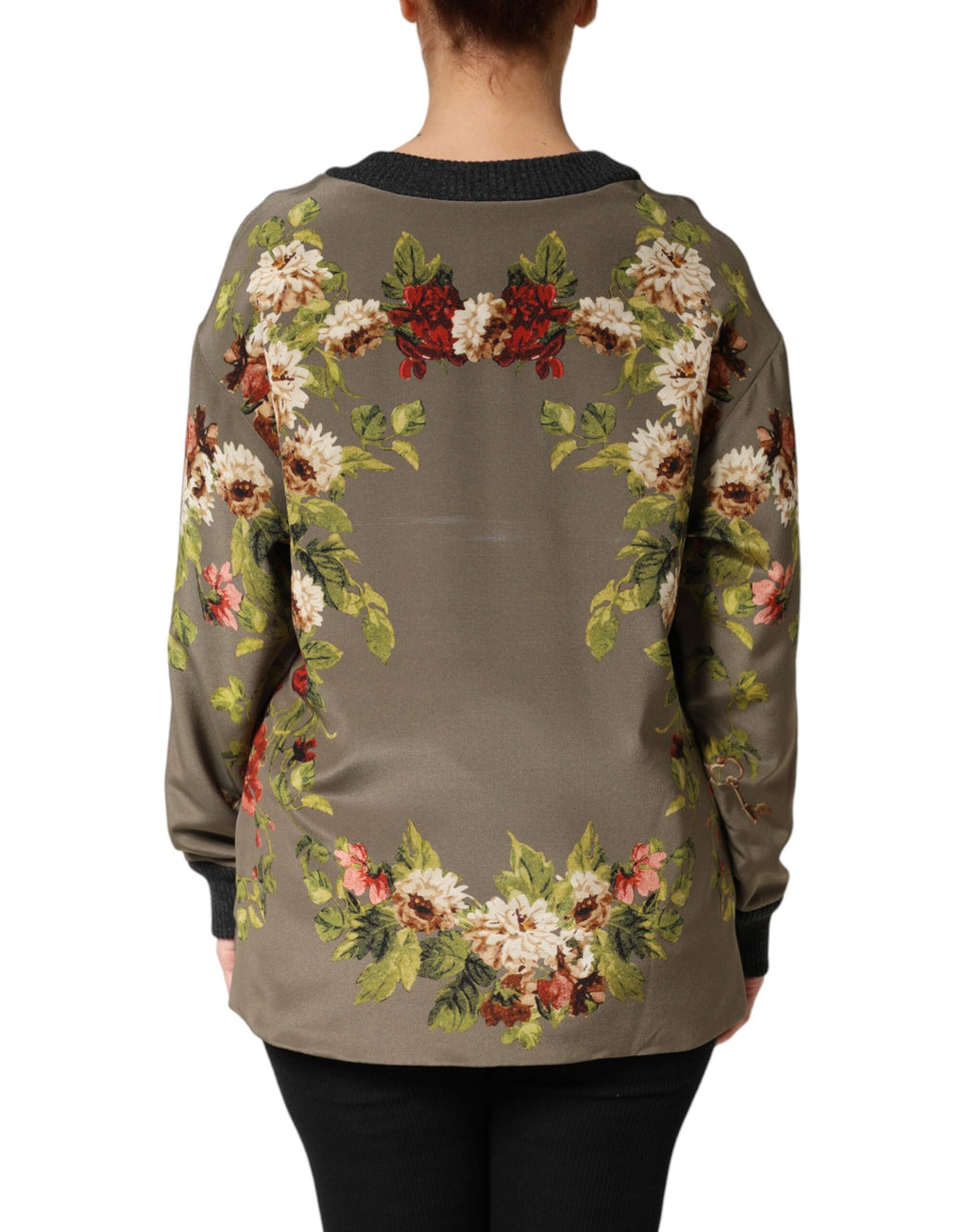 Pull en soie Dolce & Gabbana Enchanted Sicily avec col rond, motif élégant, porté sur un mannequin.