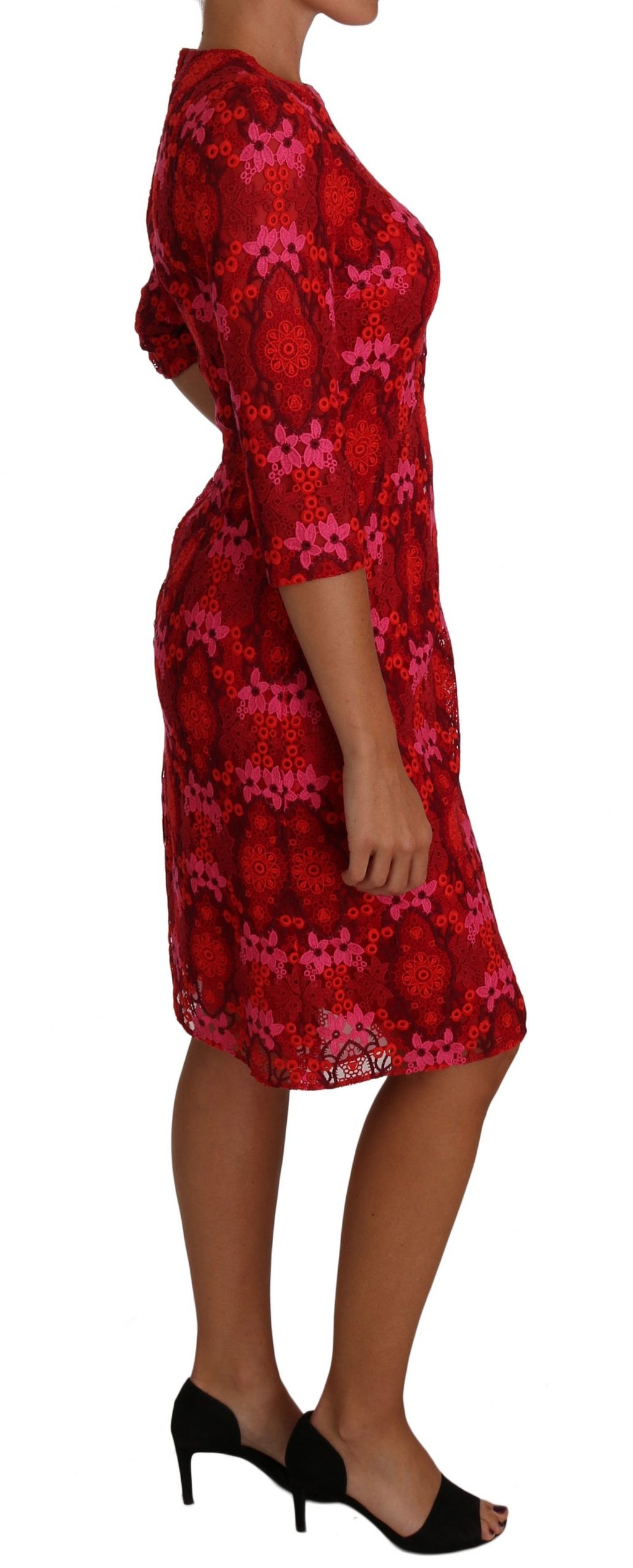 Robe droite en dentelle crochet florale rouge et rose de Dolce & Gabbana, vêtement élégant avec motifs floraux détaillés.