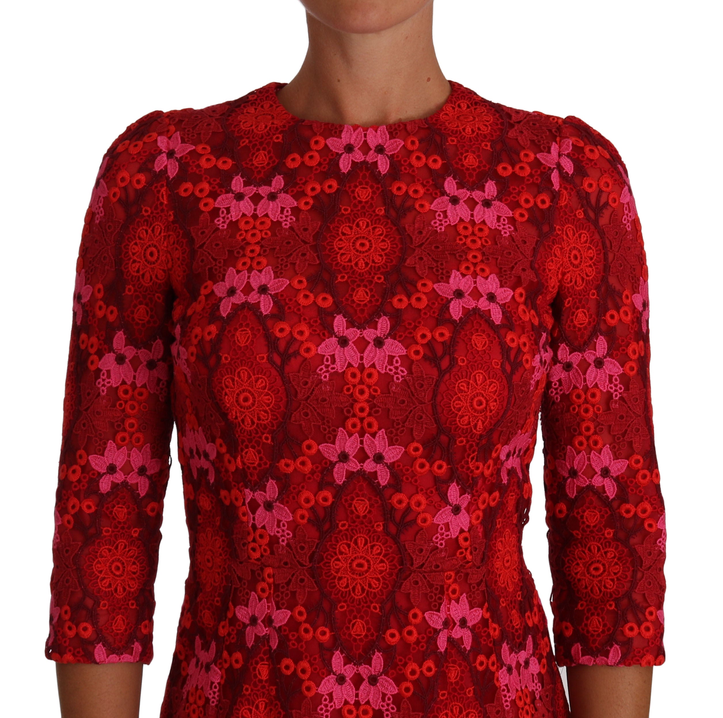 Robe courte Dolce & Gabbana en crochet floral rouge et rose, coupe ajustée, détails en dentelle élégante.