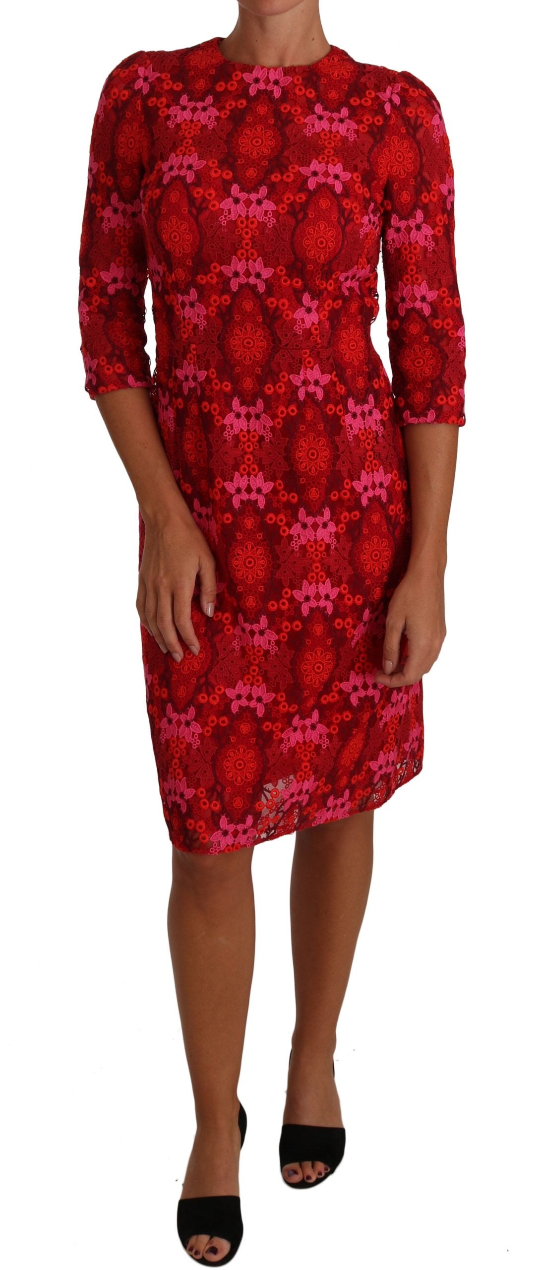 Robe Dolce & Gabbana en dentelle crochet florale rouge et rose, robe droite élégante avec détails sophistiqués.