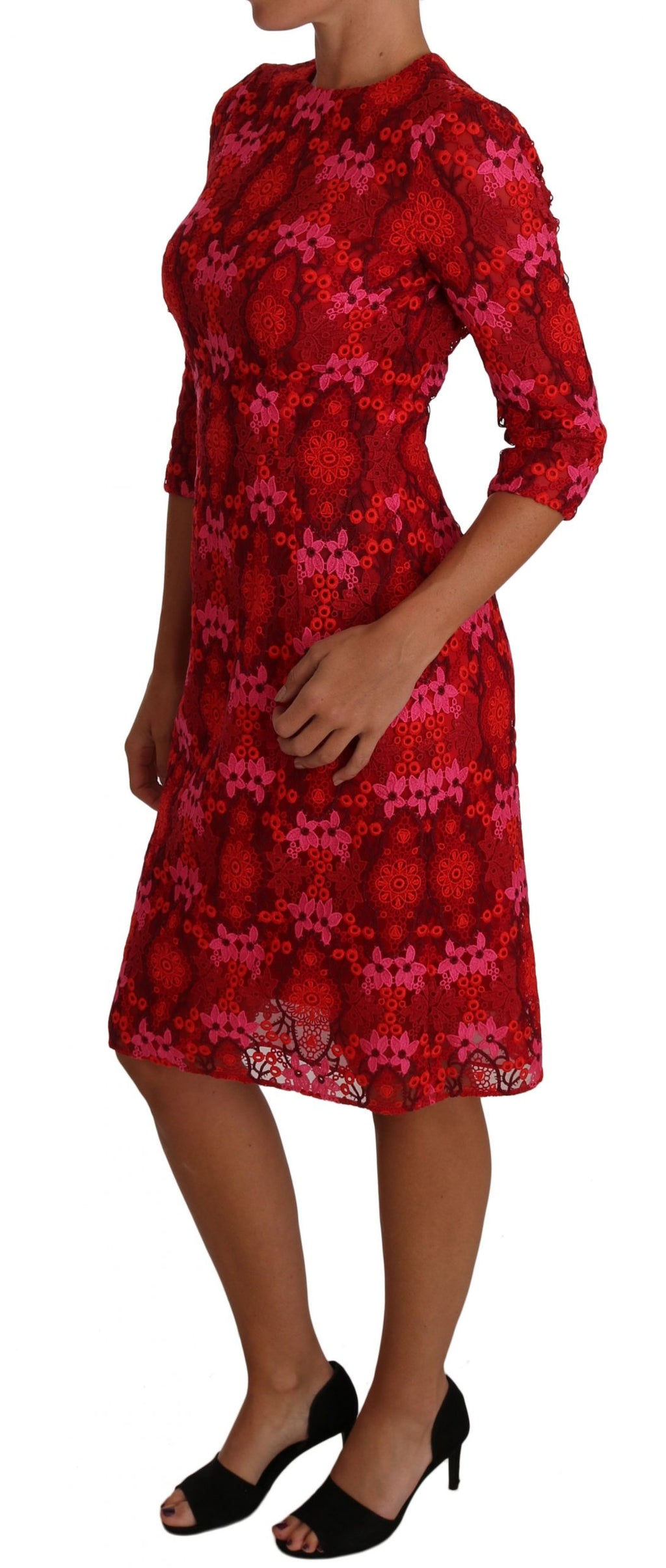 Robe moulante Dolce & Gabbana en crochet floral rouge et rose, en dentelle, avec design élégant et détails raffinés.