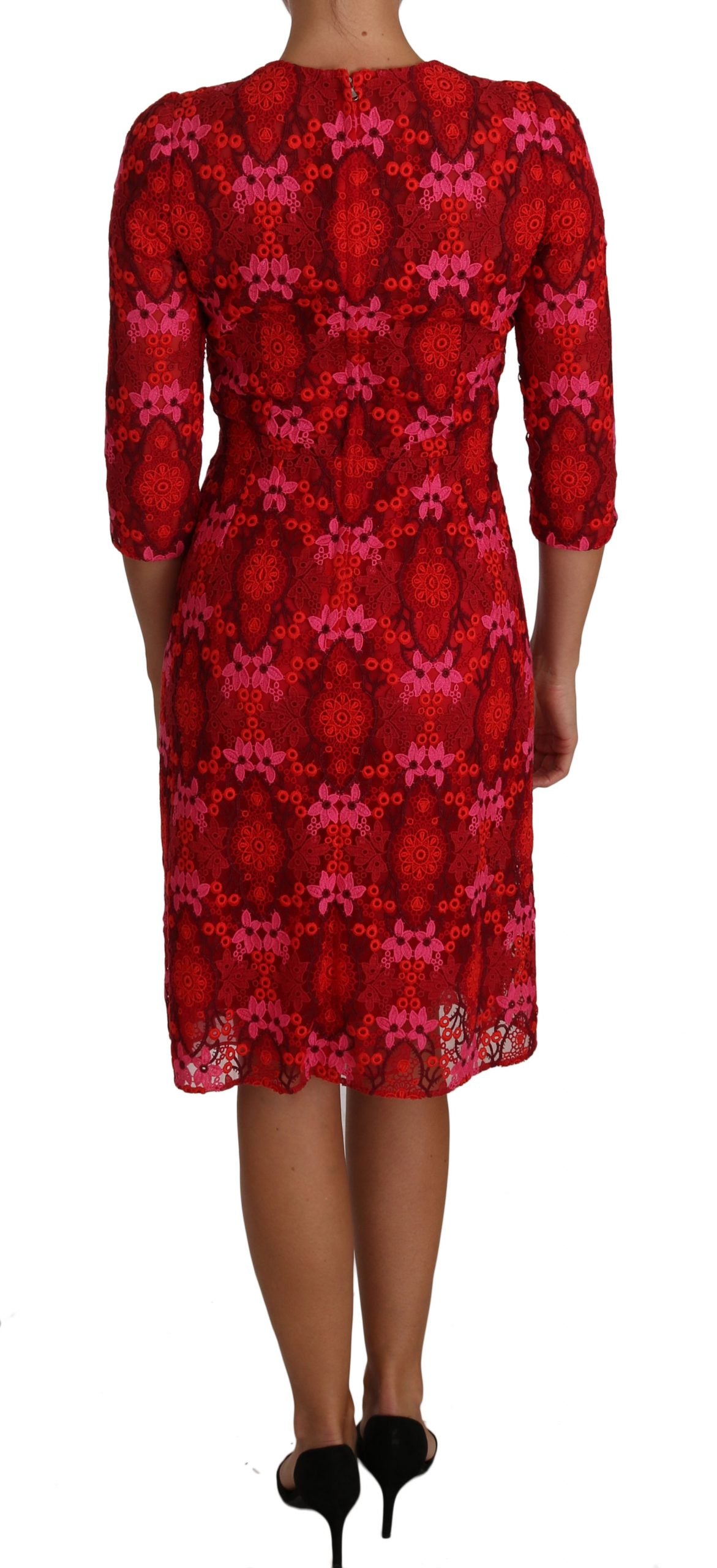 Robe Dolce & Gabbana en dentelle crochet florale rouge et rose, coupe droite, élégante et féminine, portée sur mannequin.