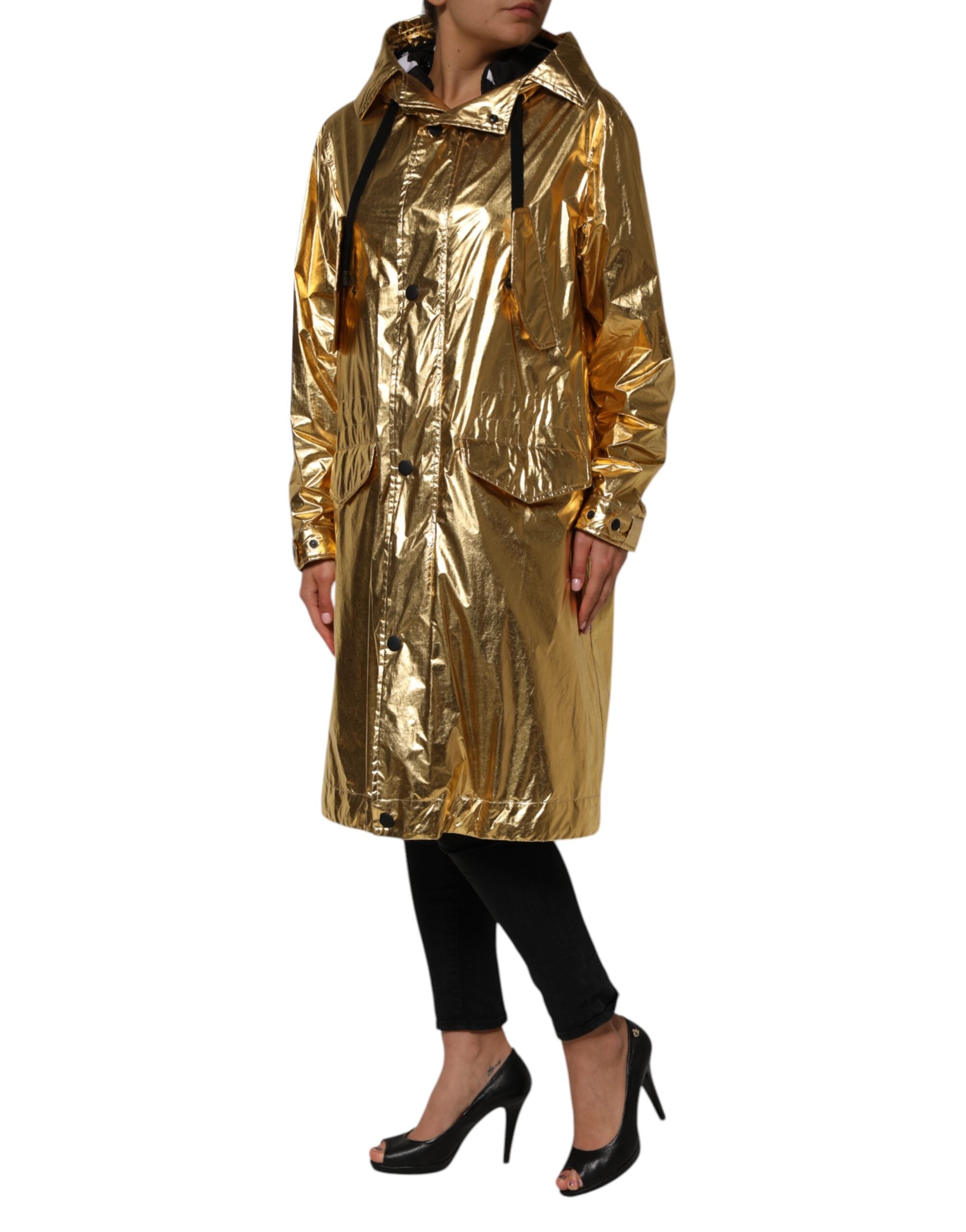 Robe trench longue en or Dolce & Gabbana avec capuche, manches longues et détails élégants, vue de face.
