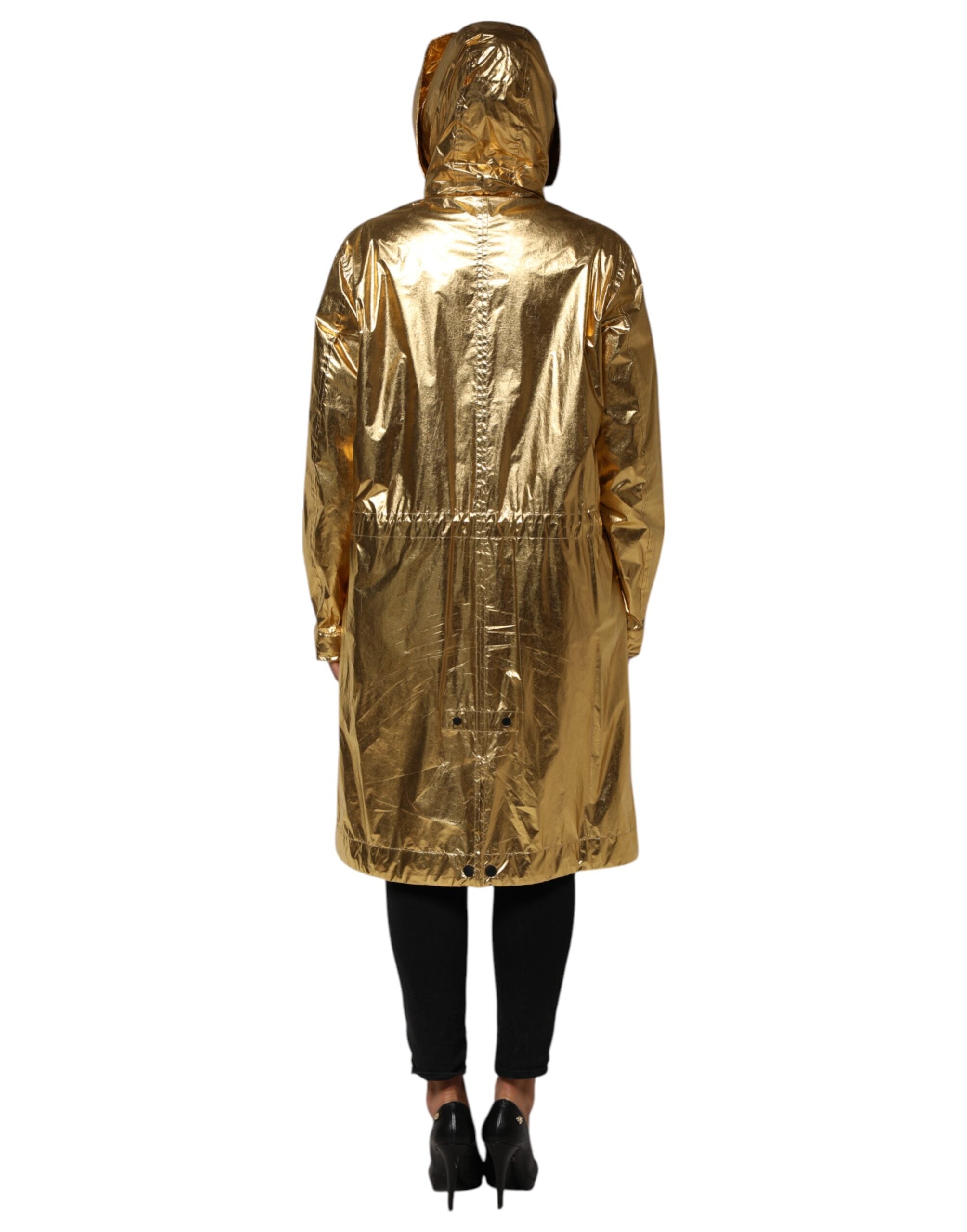 Manteau trench doré à capuche Dolce & Gabbana avec manches longues, style élégant et sophistiqué, en tissu brillant.