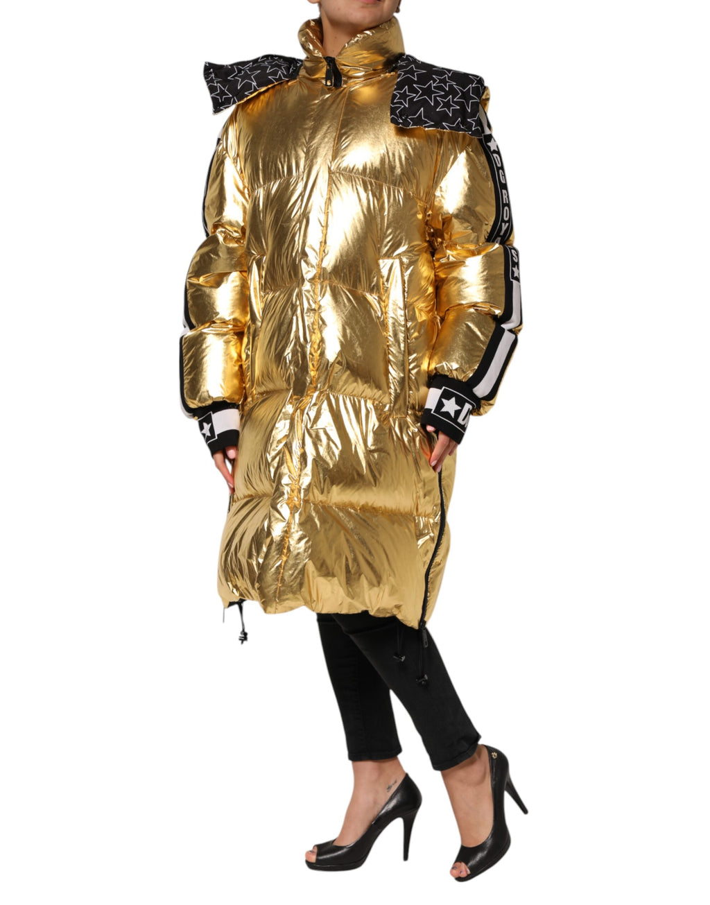 Veste matelassée dorée à capuche Dolce & Gabbana, coupe pleine zippée, style chaud et tendance pour l'hiver.