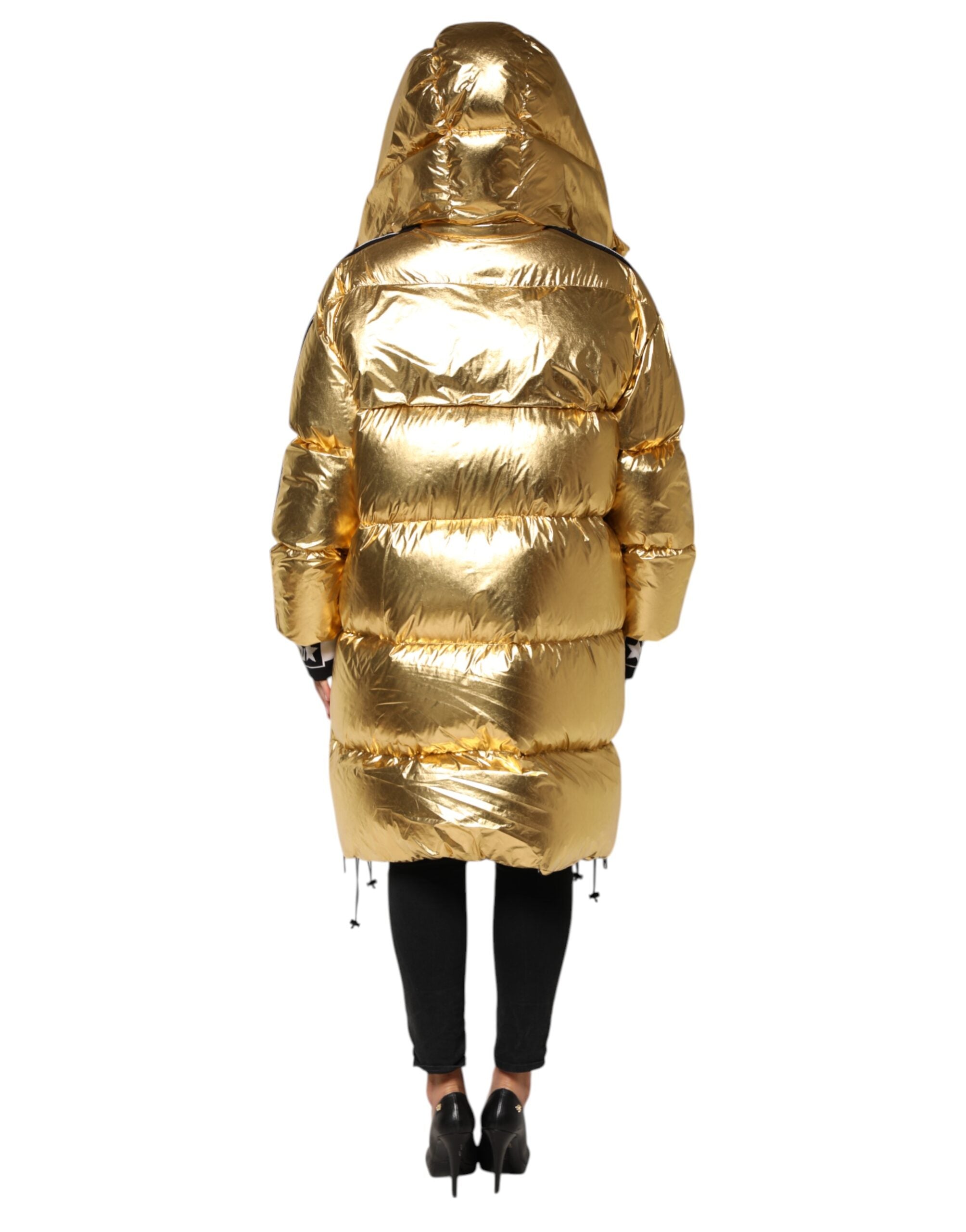 Veste matelassée dorée à capuche Dolce & Gabbana, coupe pleine zippée, style chaud et tendance pour l'hiver.