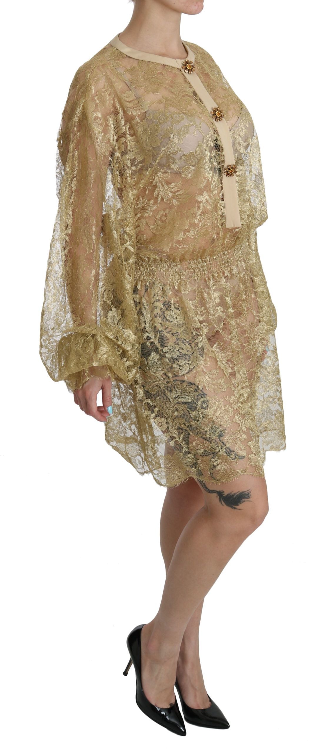 Robe en dentelle dorée Dolce & Gabbana, silhouette évasée, longueur genou, transparente, style élégant et sophistiqué.