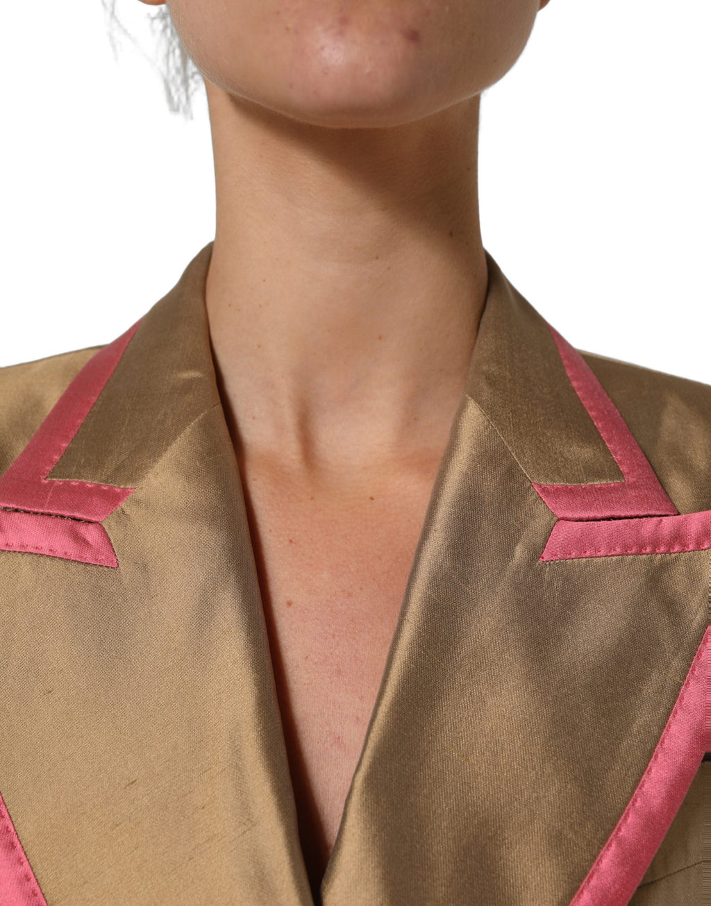 Veste blazer en soie dorée à double boutonnage Dolce & Gabbana, coupe élégante et finition raffinée.