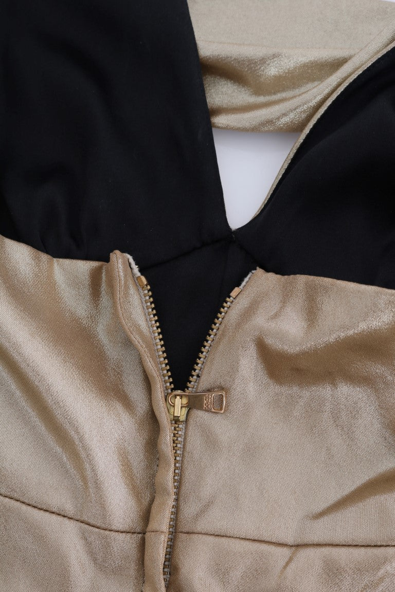 Combinaison courte en soie dorée Dolce & Gabbana, tissu extensible, élégante et sophistiquée, portée sur un mannequin.