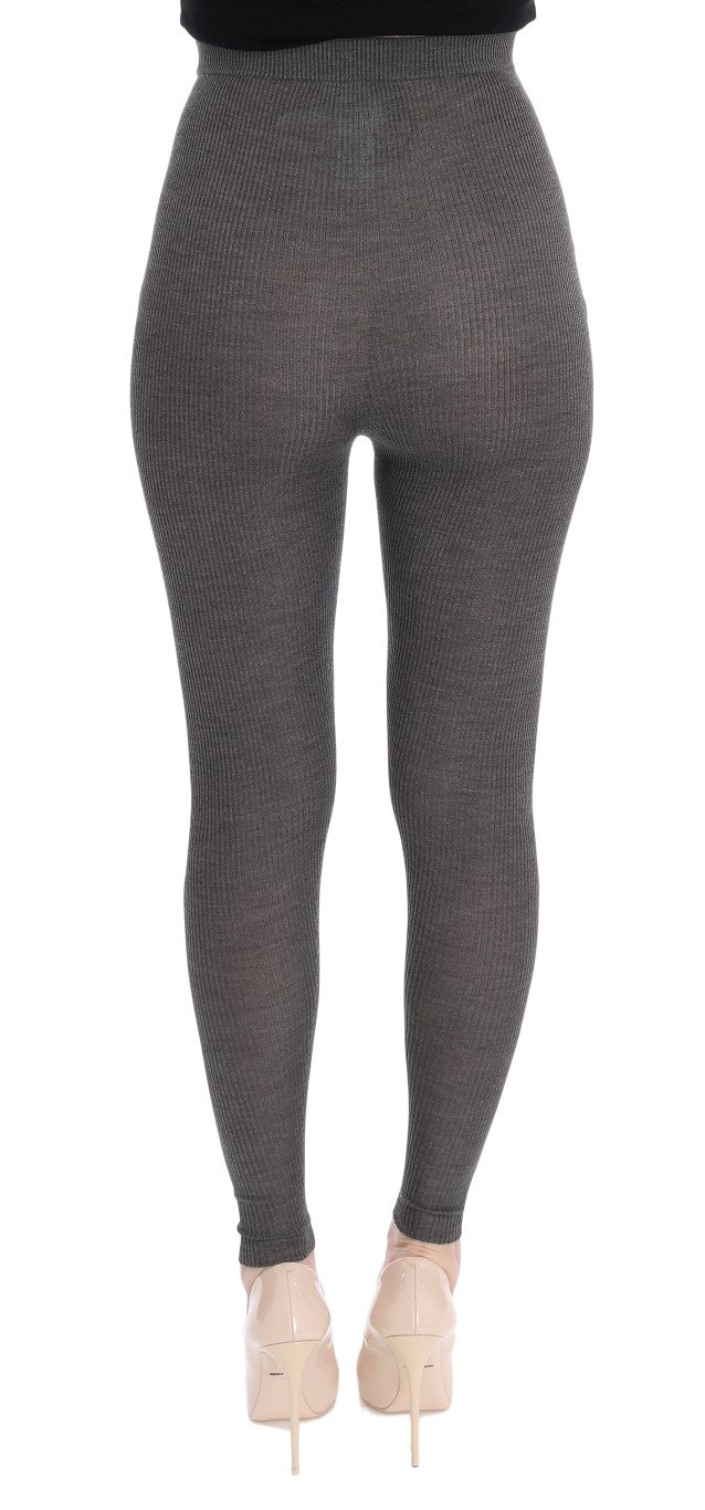 Collants en cachemire gris Dolce & Gabbana, extensibles, doux et élégants, portés sur une jambe.