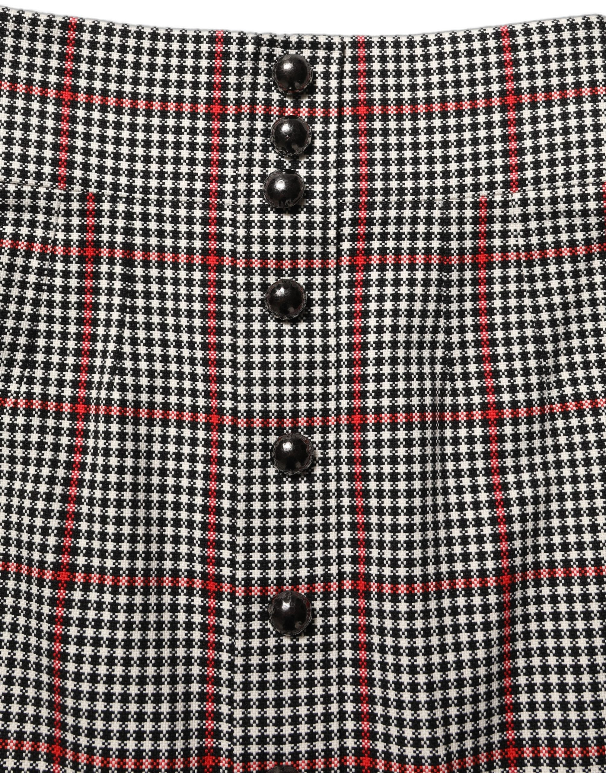 Jupe courte à taille haute à carreaux gris de Dolce & Gabbana, style évasé et tendance, en tissu léger.