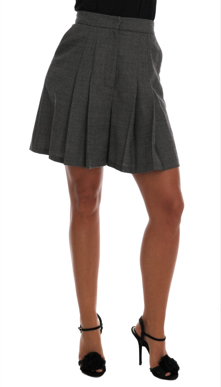 Shorts gris en laine Dolce & Gabbana, taille haute, style mini, visibles avec poches et couture élégante.