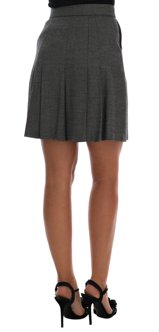Shorts mini en laine grise Dolce & Gabbana, taille haute, avec coupe élégante et détails sophistiqués visibles sur l'image.
