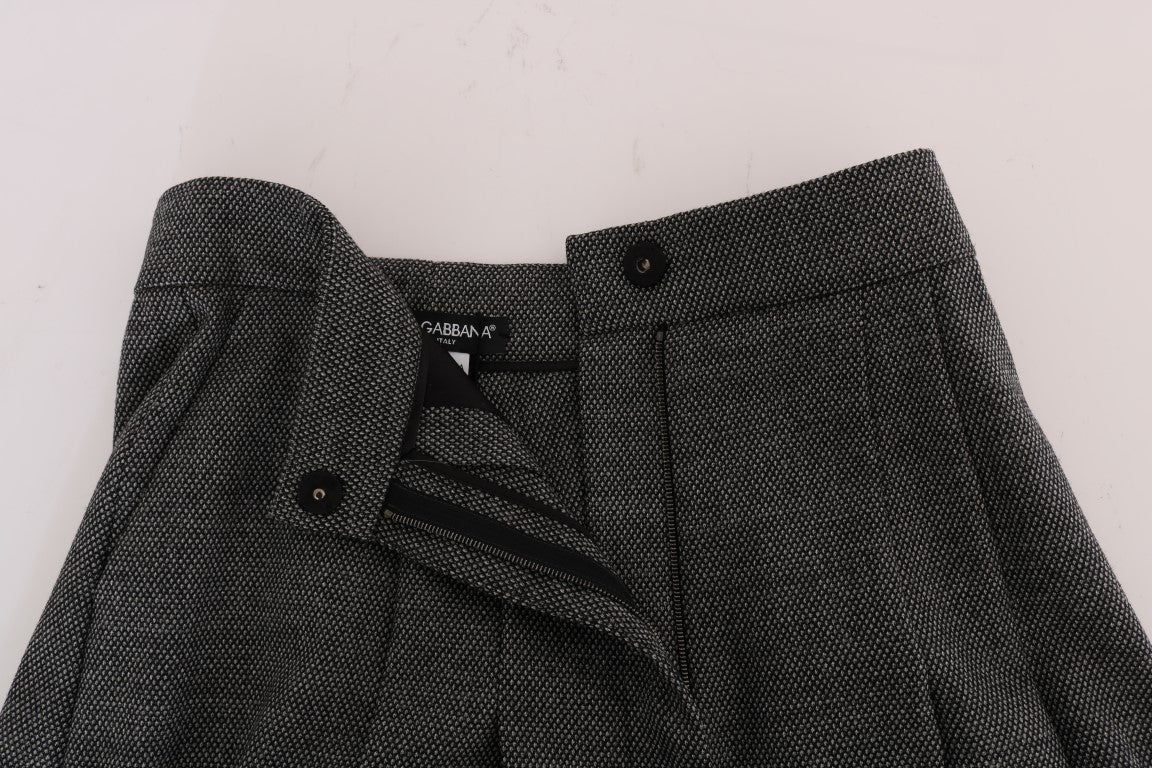 Shorts en laine grise à taille haute de Dolce & Gabbana, mini style, visible avec détails en tissu léger.