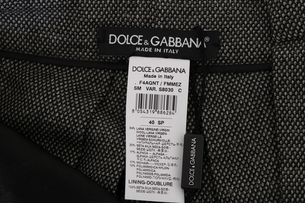 Shorts en laine gris à taille haute de Dolce & Gabbana, mini format, élégants et tendance, visibles sur cette image.