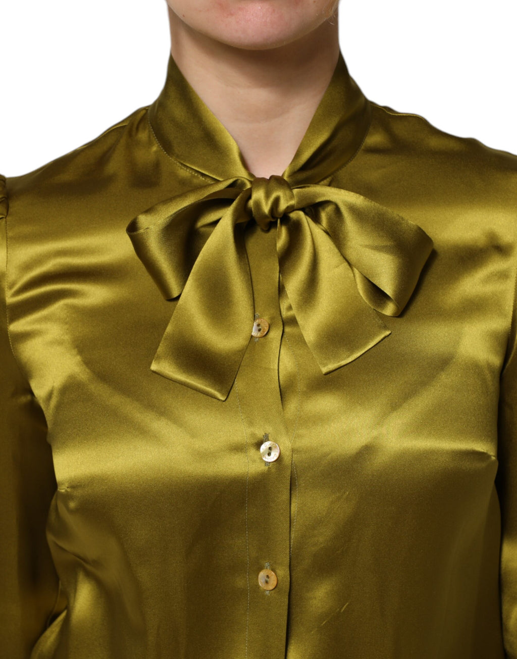 Blouse Dolce & Gabbana à col ascot vert à manches longues, élégante et fluide, portée avec style.