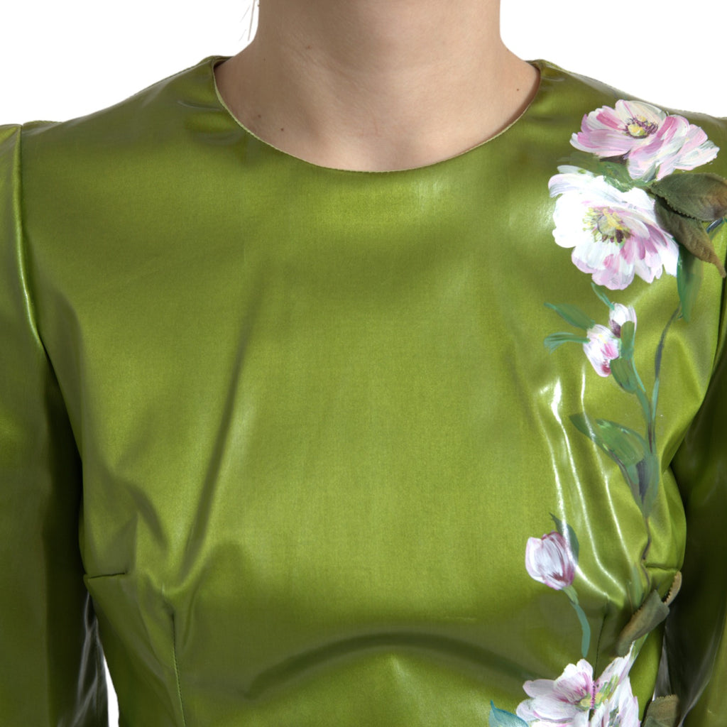 Robe midi en forme de sheath Dolce & Gabbana verte à fleurs brodées, élégante et sophistiquée, portée avec détails floraux.