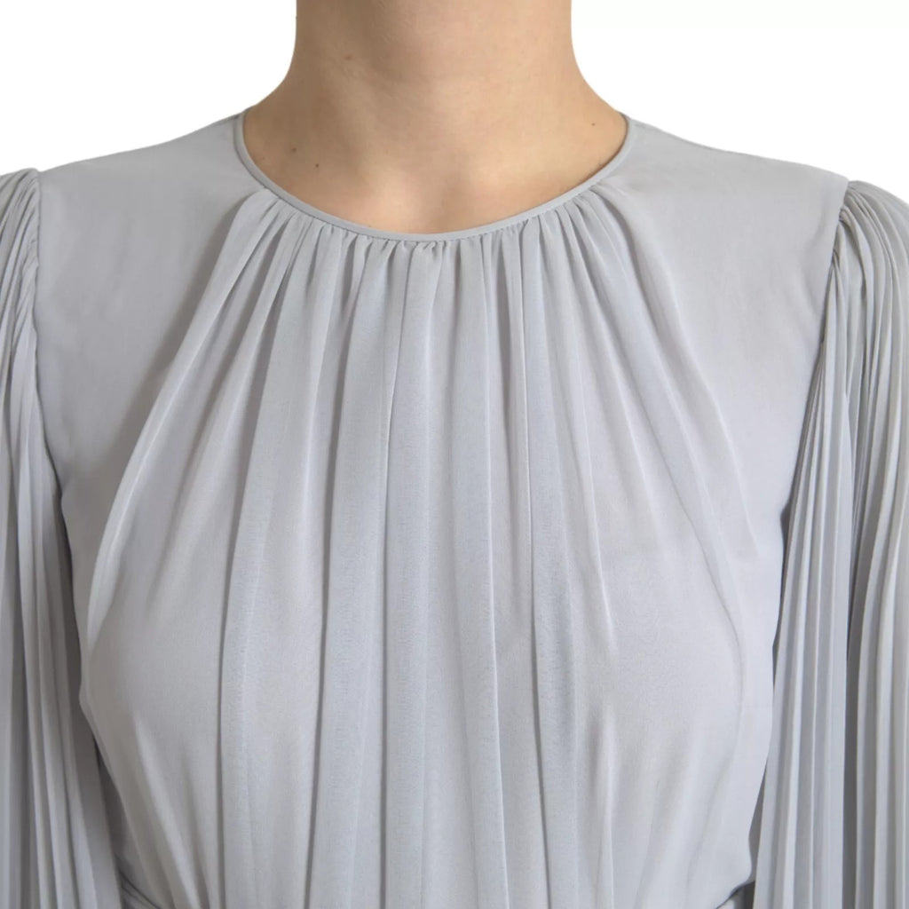 Robe longue plissée en polyester gris clair de Dolce & Gabbana, élégante et fluide, visible en détail.