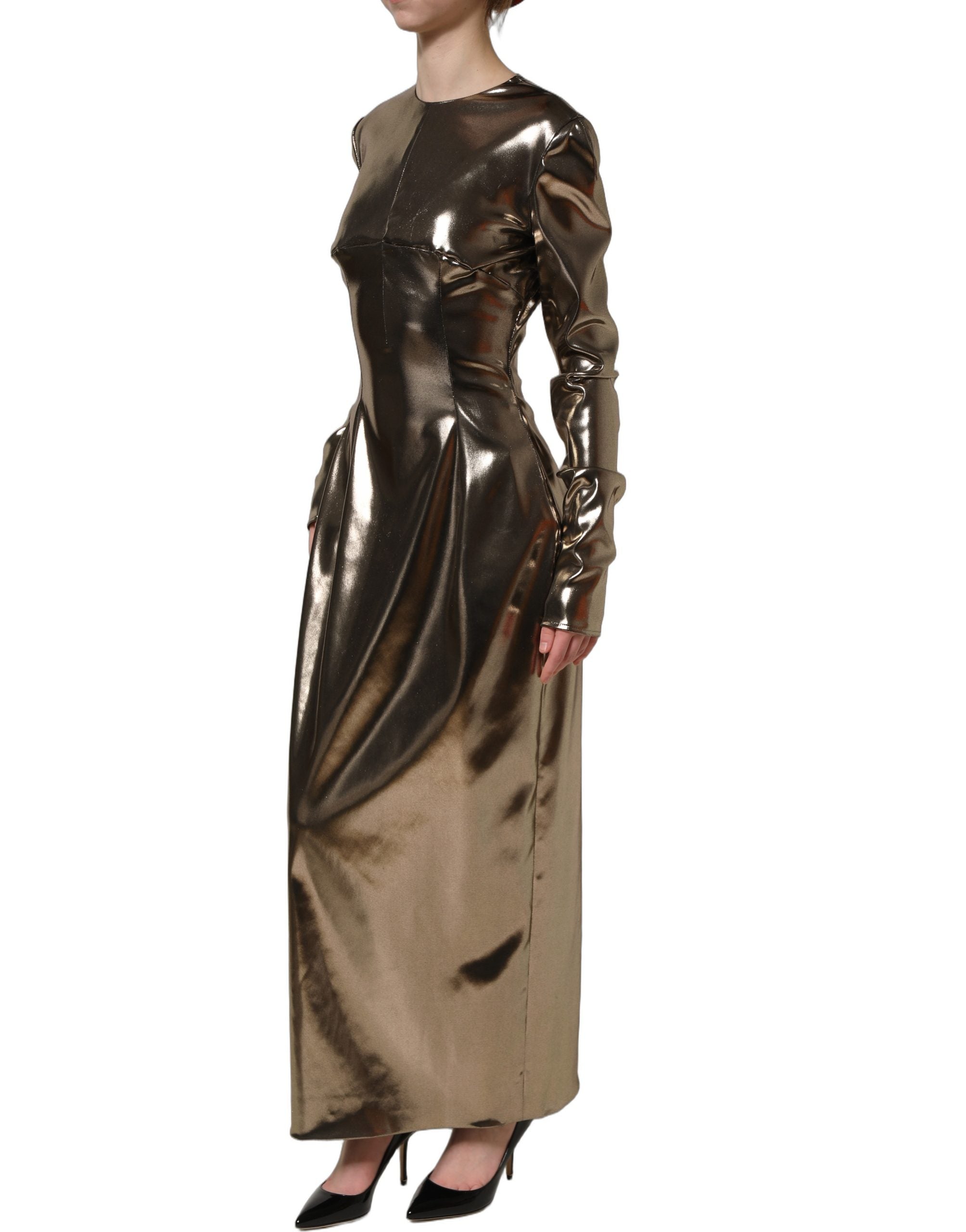 Robe longue Dolce & Gabbana en polyester métallisé doré à manches longues, élégante et sophistiquée.