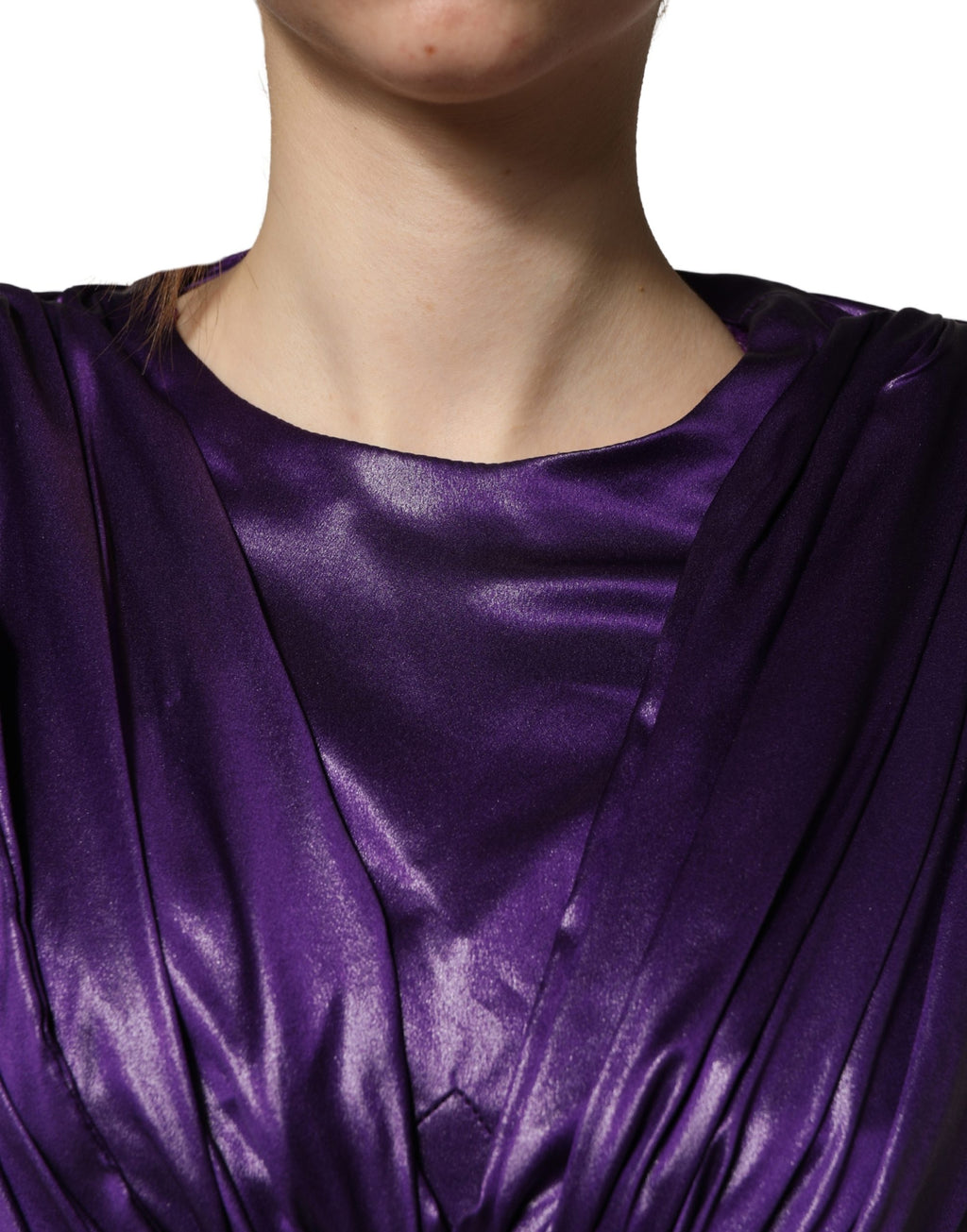 Robe courte en métal violet à manches longues avec découpes, conçue par Dolce & Gabbana.