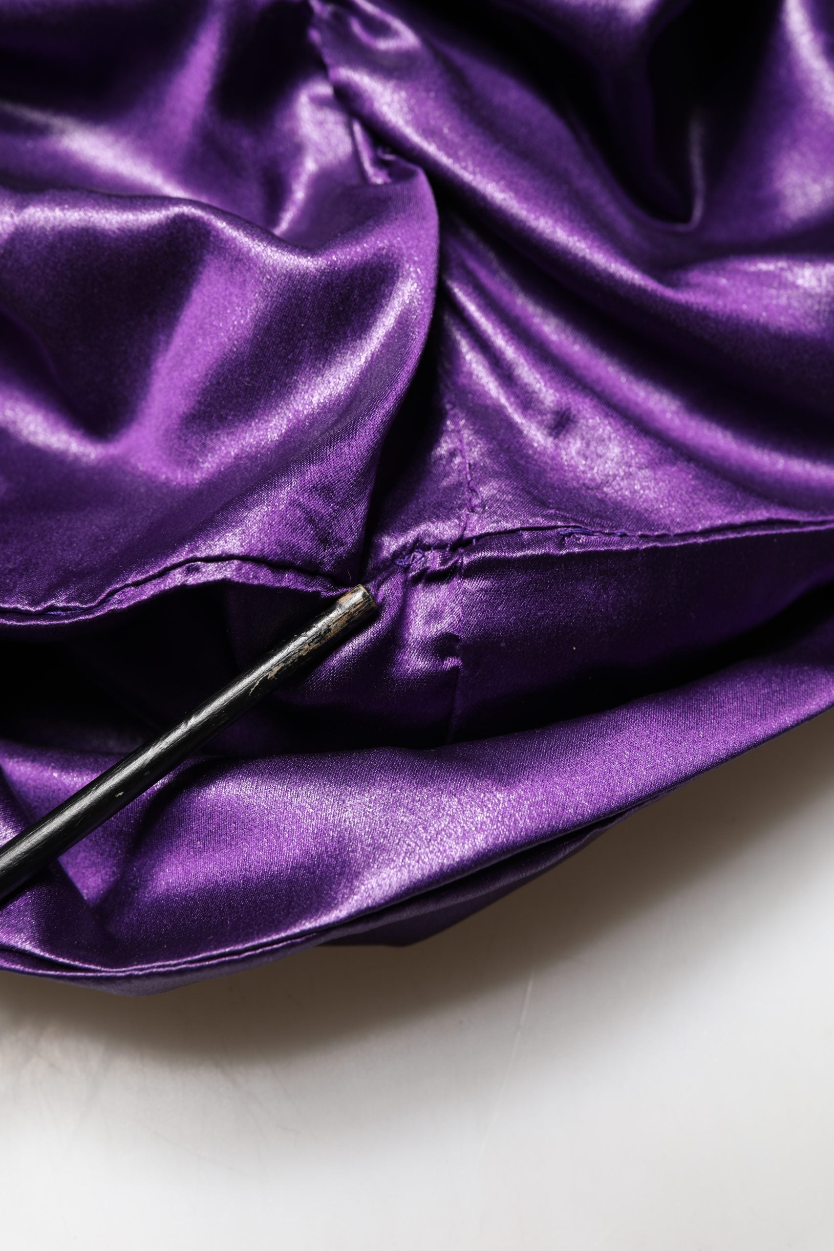 Robe courte en métal violet Dolce & Gabbana à manches longues avec découpe élégante, style chic et sophistiqué.