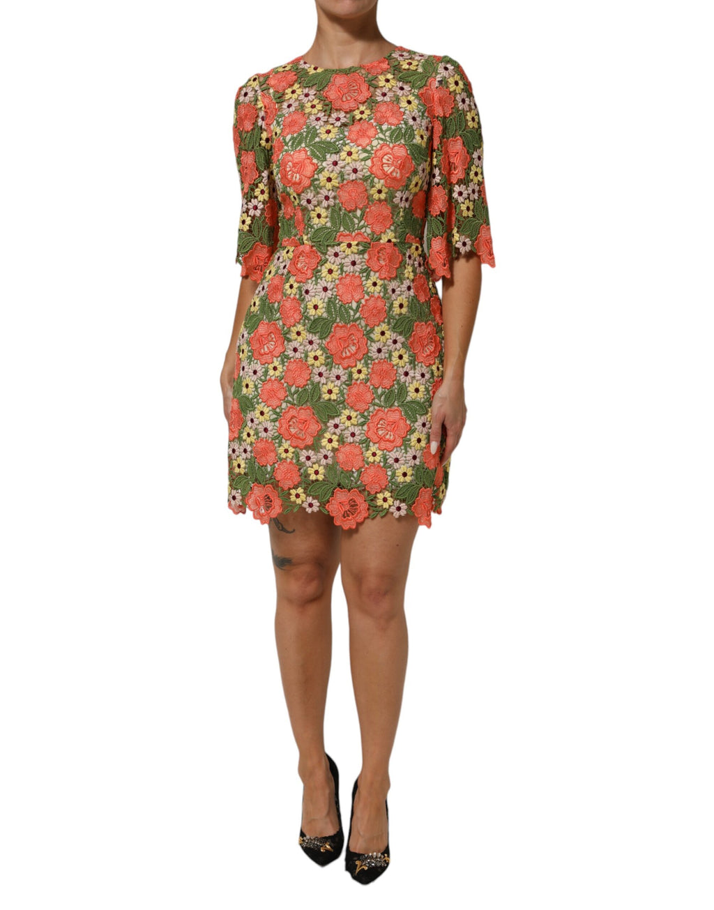 Robe courte Dolce & Gabbana à broderie florale multicolore et coupe Aline, élégante et raffinée.