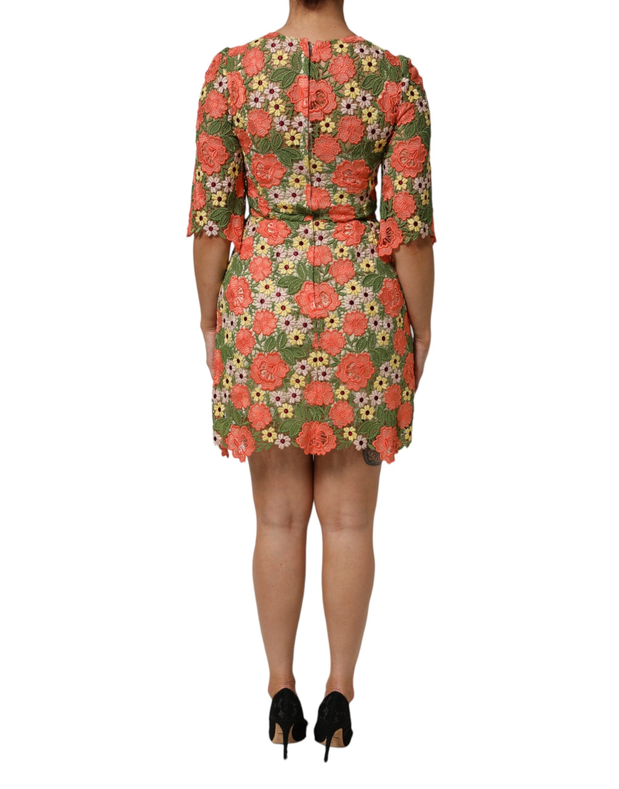 Robe courte Dolce & Gabbana à broderie florale multicolore et coupe en ligne A, détails de la robe visible sur l’image.