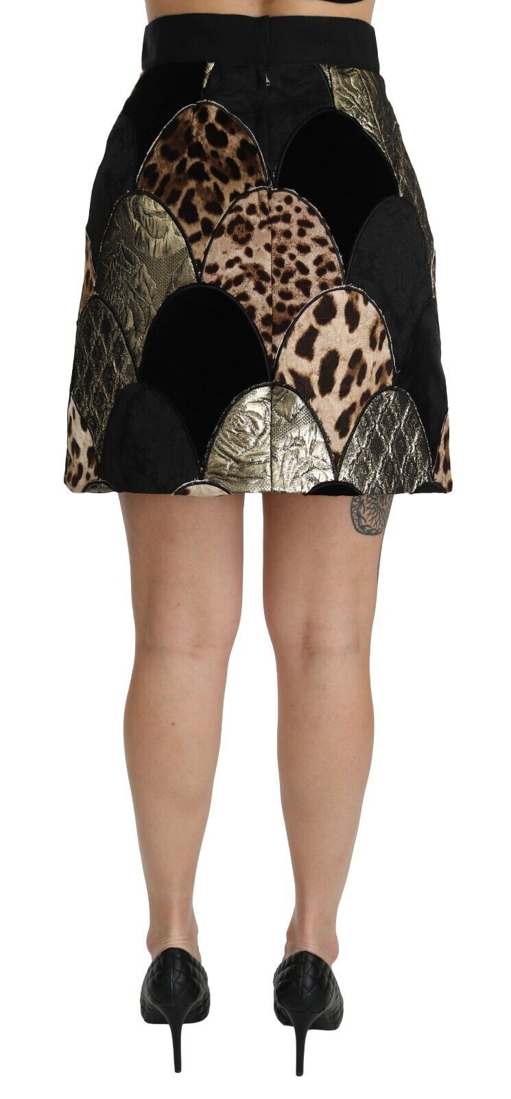 Jupe courte Dolce & Gabbana à taille haute avec imprimé léopard multicolore, style tendance et féminin.