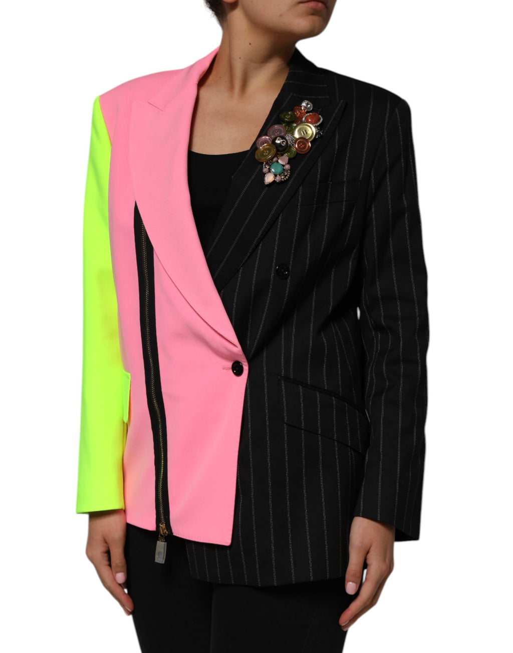 Manteau Dolce & Gabbana multicolore avec patchwork et embellissements, élégant et tendance, porté sur un mannequin.