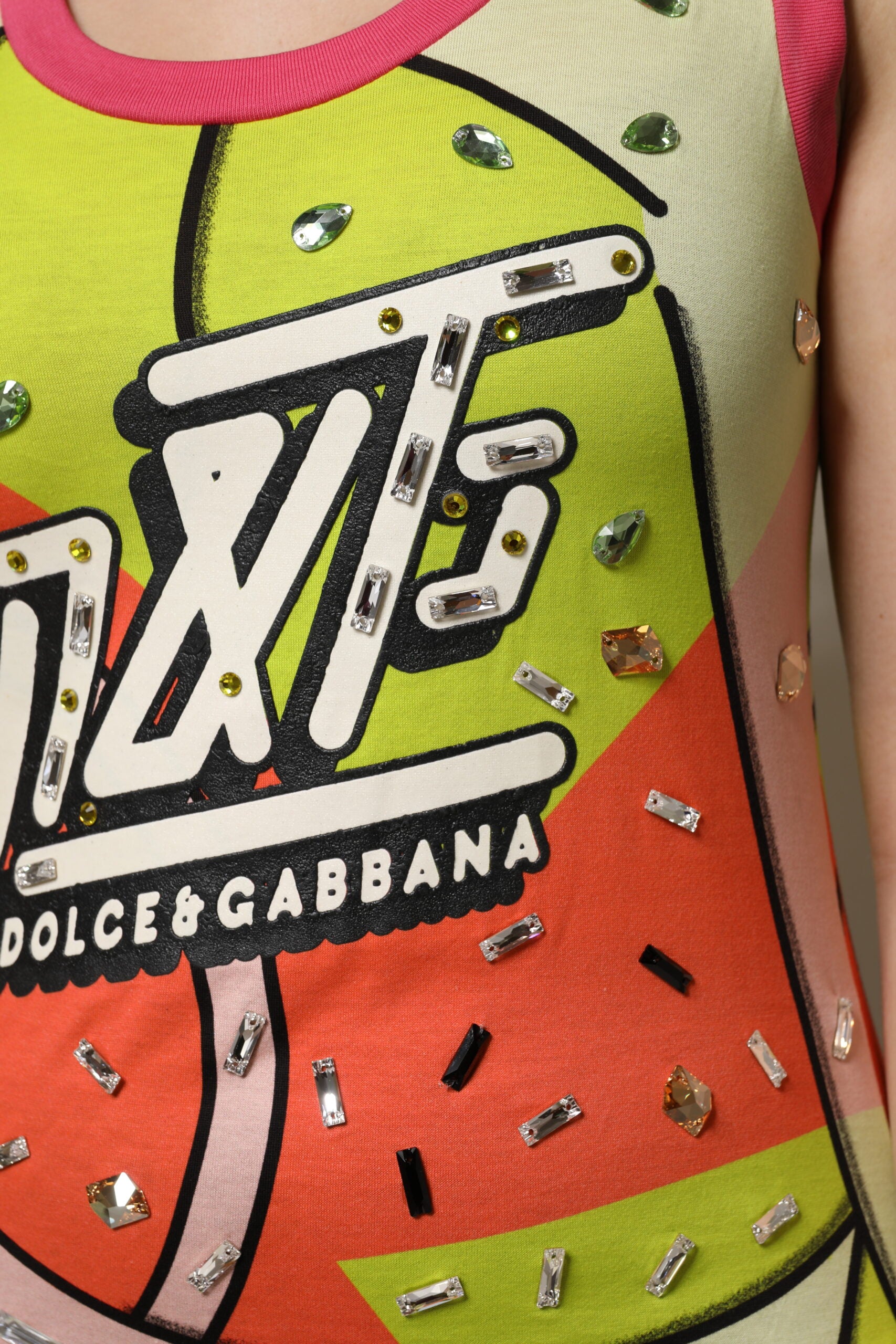 Haut Dolce & Gabbana à imprimé multicolore avec cristaux ornementaux, style élégant et tendance, visible en gros plan.
