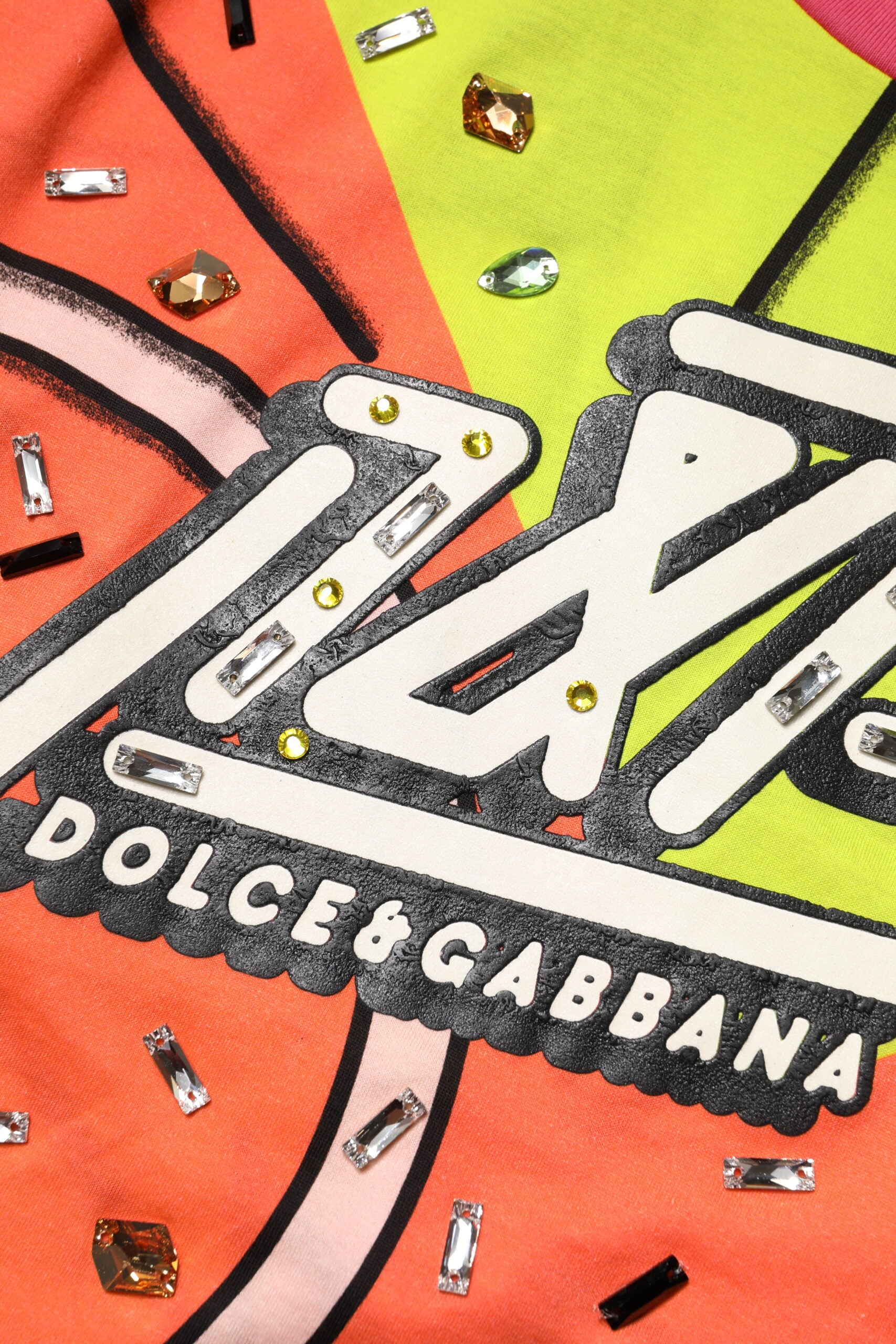 Haut Dolce & Gabbana à imprimé multicolore avec cristaux embellis, style élégant et sophistiqué.