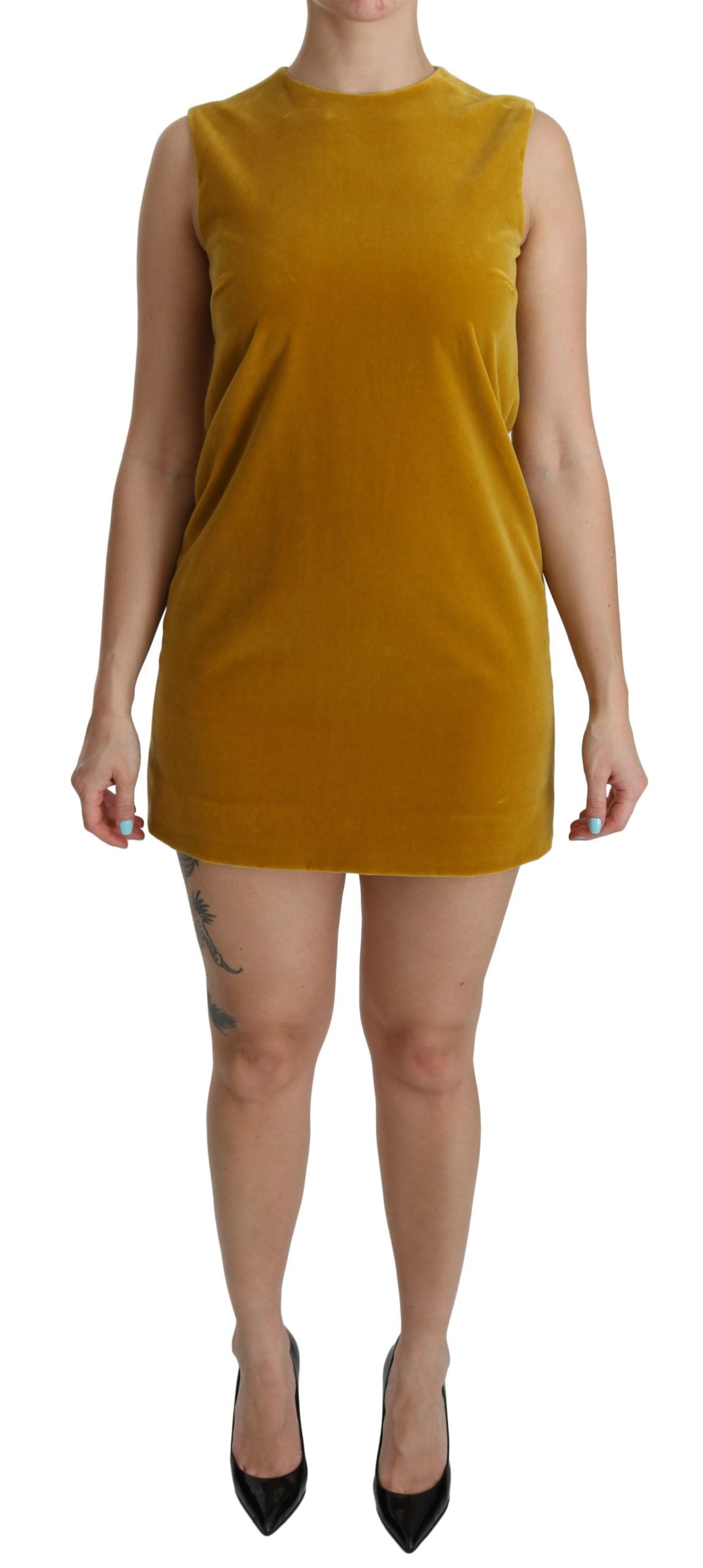 Robe courte Dolce & Gabbana en velours moutarde, ajustée, sans manches, style shift, tissu extensible, élégante et sophistiquée.