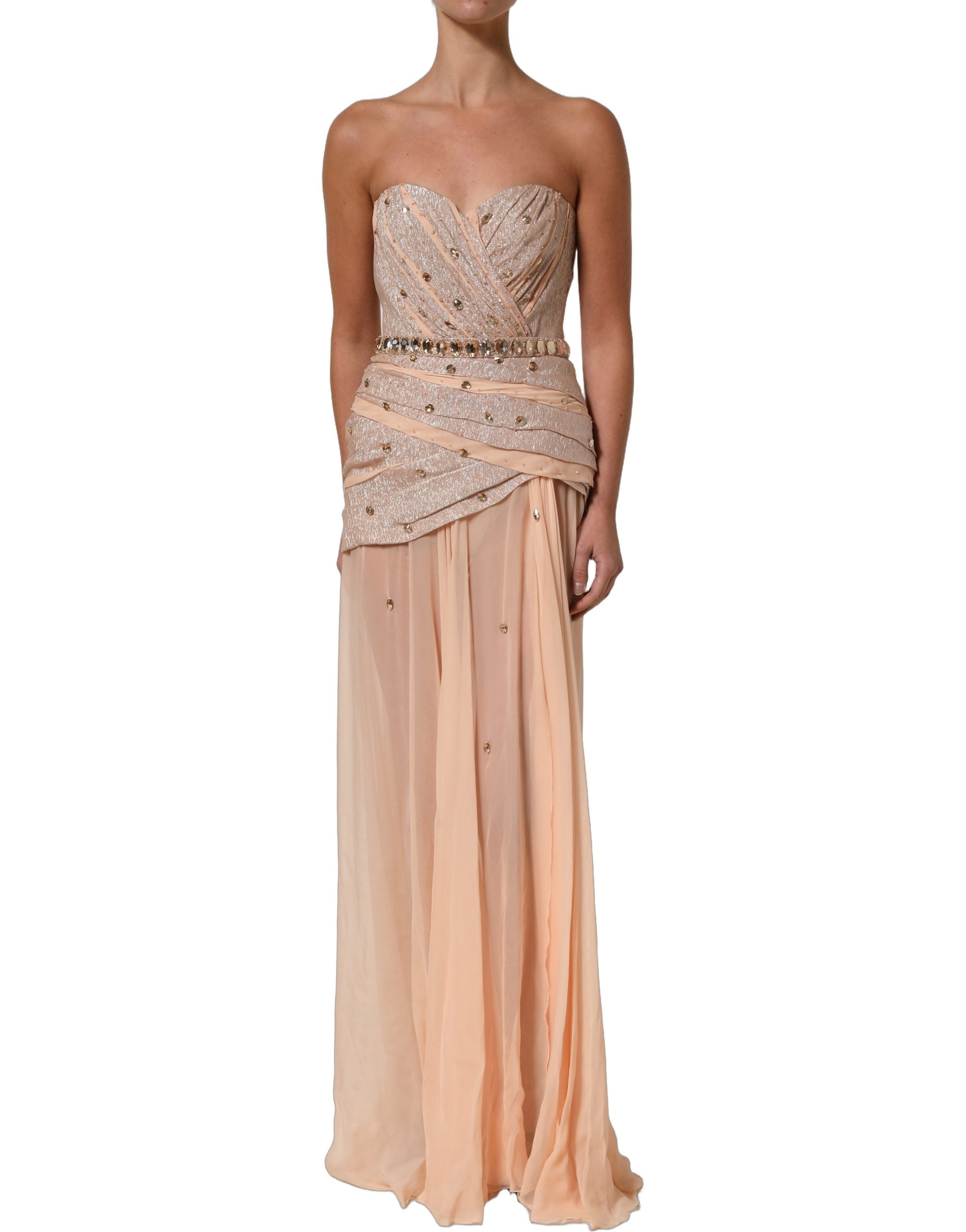 Robe de soirée bustier nude Dolce & Gabbana avec embellissements élégants, longue et élégante, portée pour une occasion spéciale.