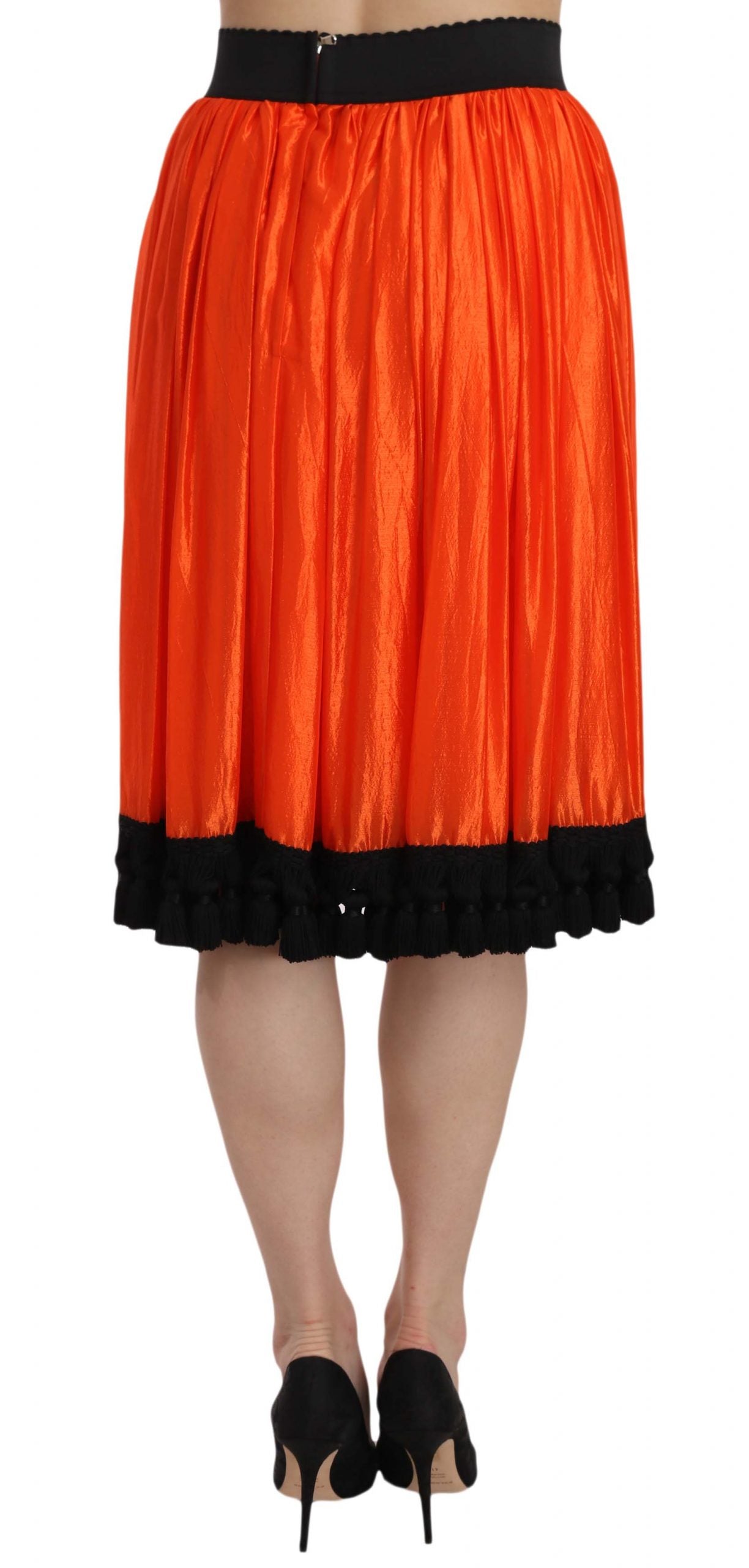 Jupe orange à taille haute et longueur genou par Dolce & Gabbana, en tissu fluide et élégant.