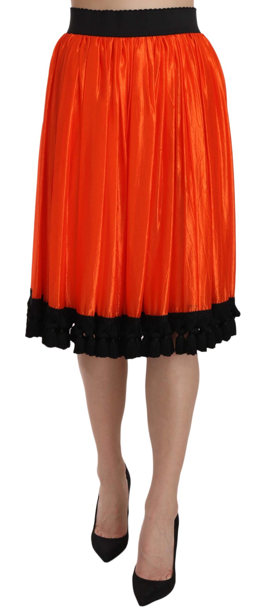 Jupe orange à taille haute et longueur genou signée Dolce & Gabbana, tissu fluide et coupe élégante.