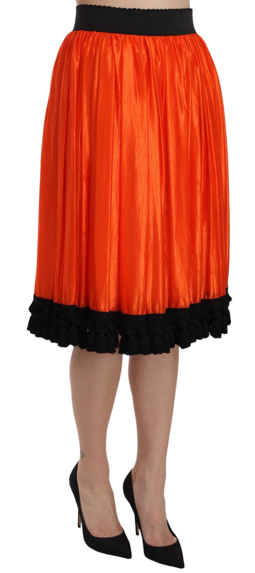 Jupe longue orange taille haute Dolce & Gabbana au genou, en tissu fluide, avec coupe élégante et détails sophistiqués.
