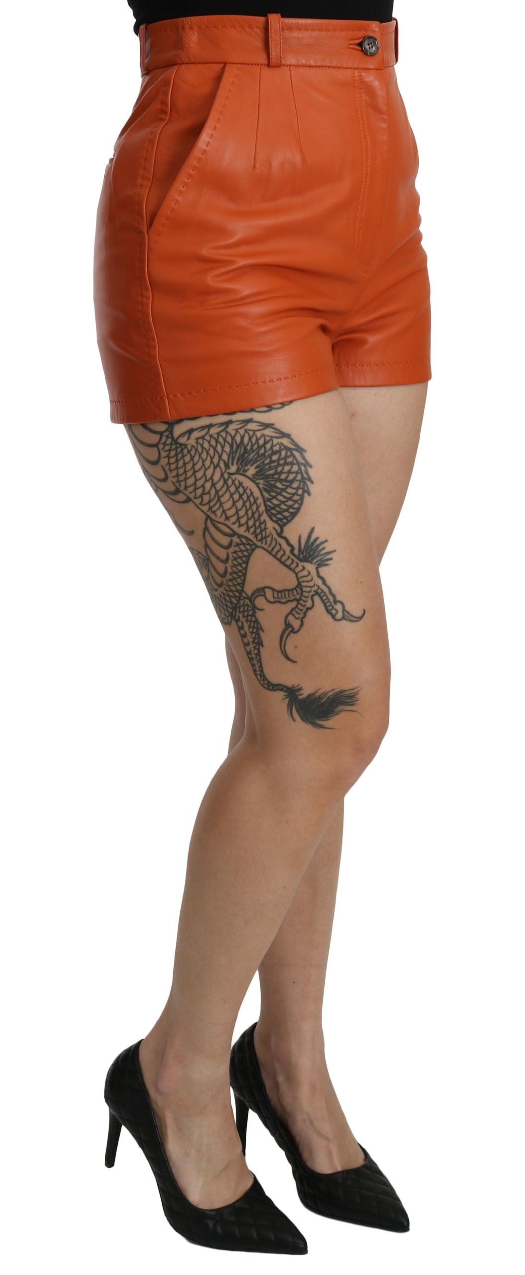 Shorts en cuir orange Dolce & Gabbana à taille haute, mettant en valeur le style élégant et audacieux.