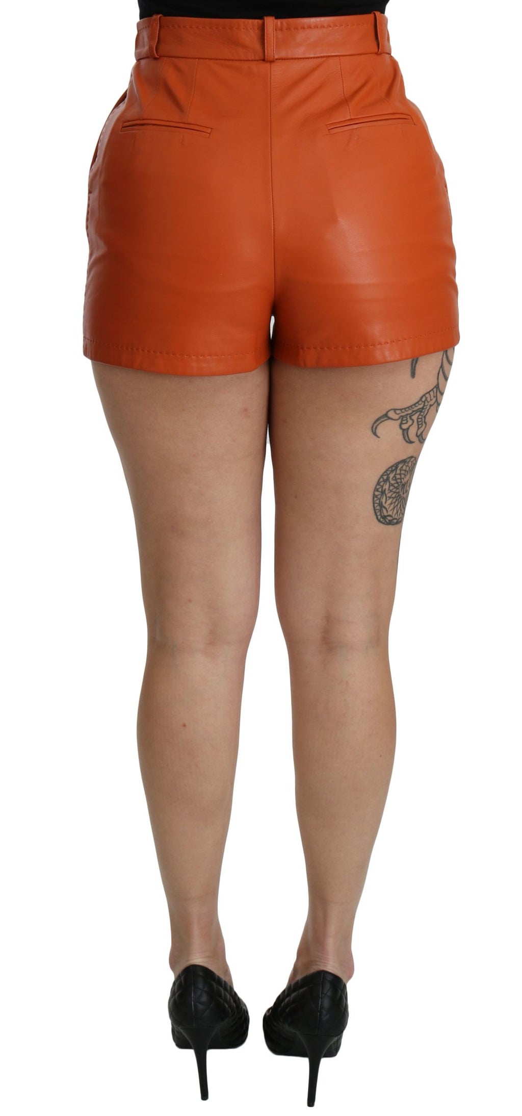 Shorts en cuir orange à taille haute de la marque Dolce & Gabbana, vêtement tendance pour un style audacieux.